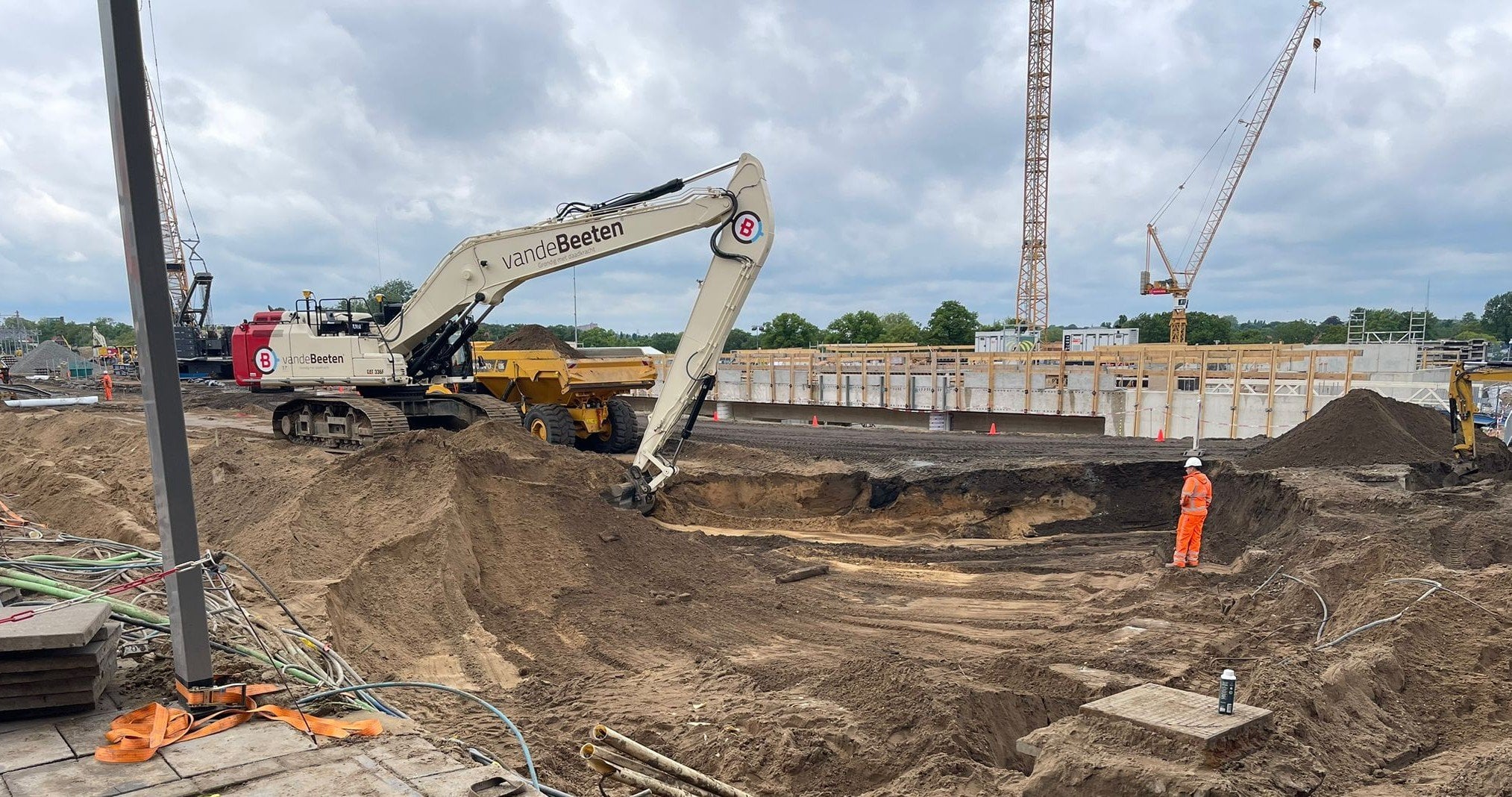 Afgraven van het gebied tussen tunnelmoot en perron 4.