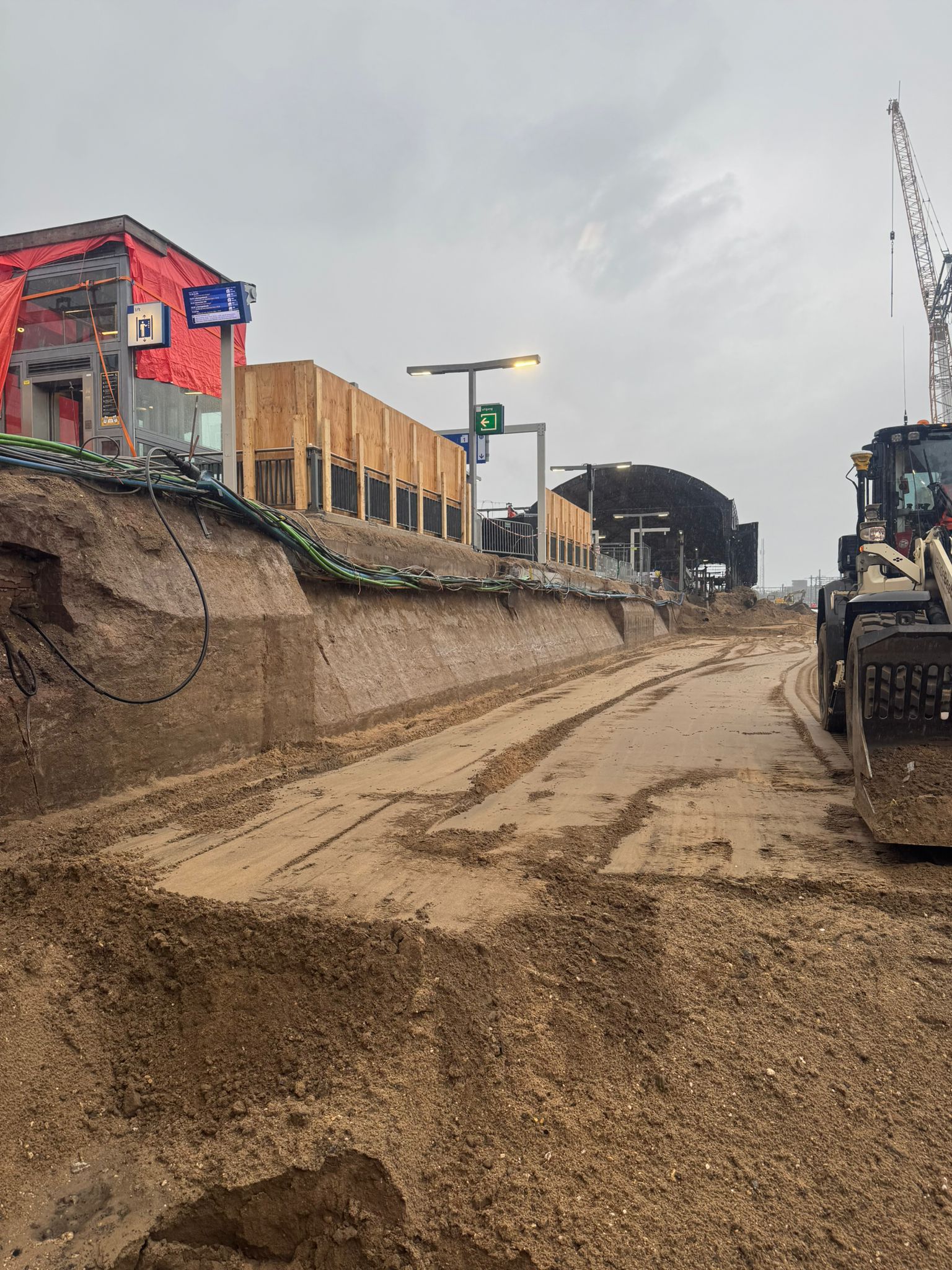 Update 19:50: het uithakken van de balk is afgerond.