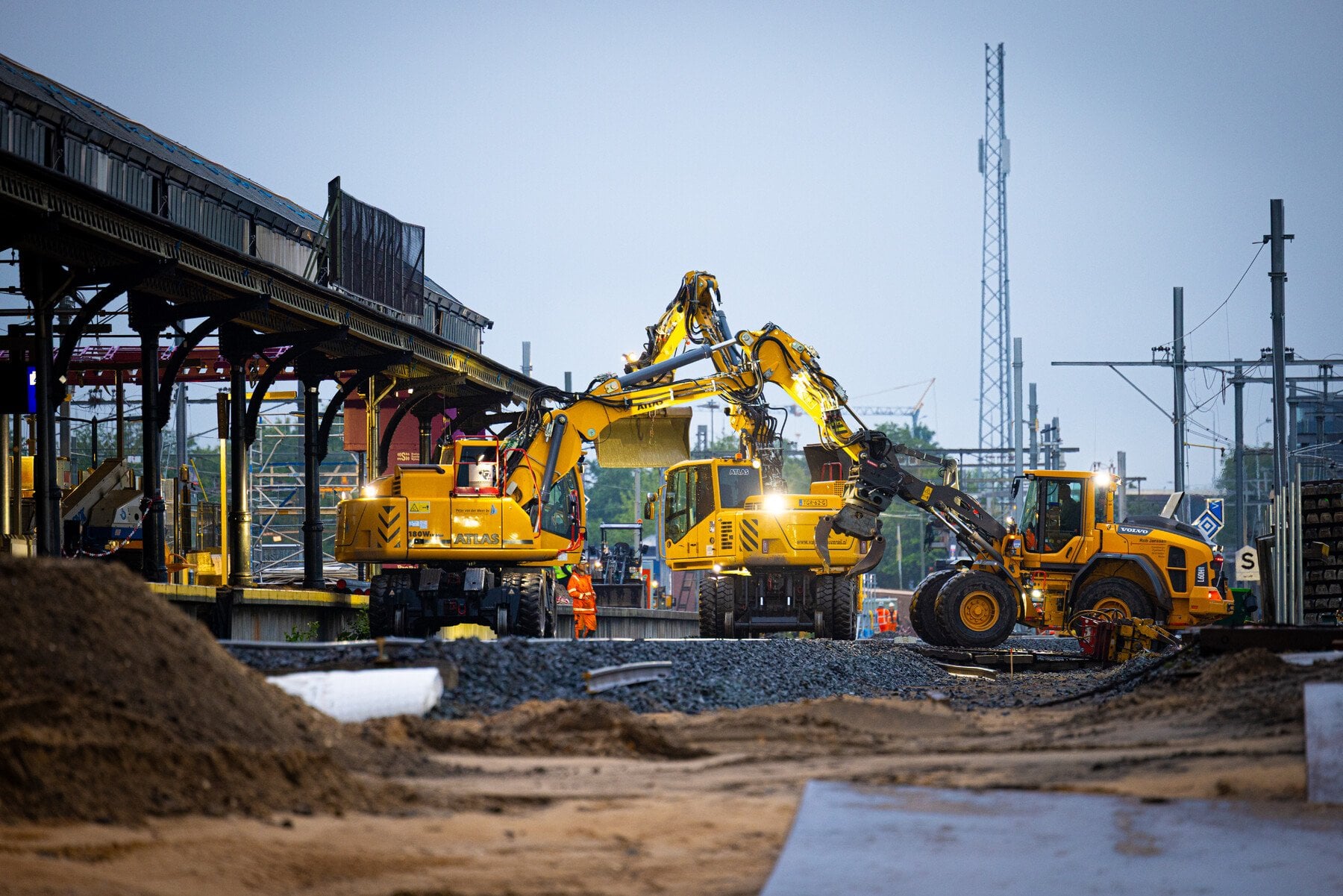 Krollen aan het werk voor het aanleggen van de spoorbaan.