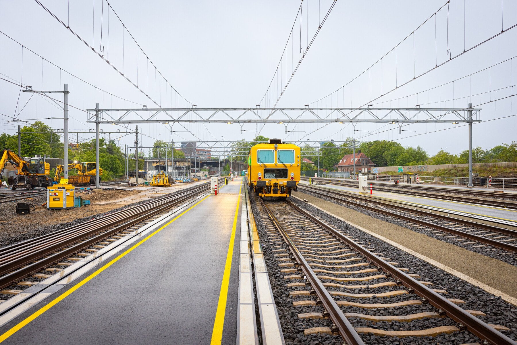 Opstelterrein. De stopmachine staat klaar om de nieuwe sporen precies en definitief neer te leggen