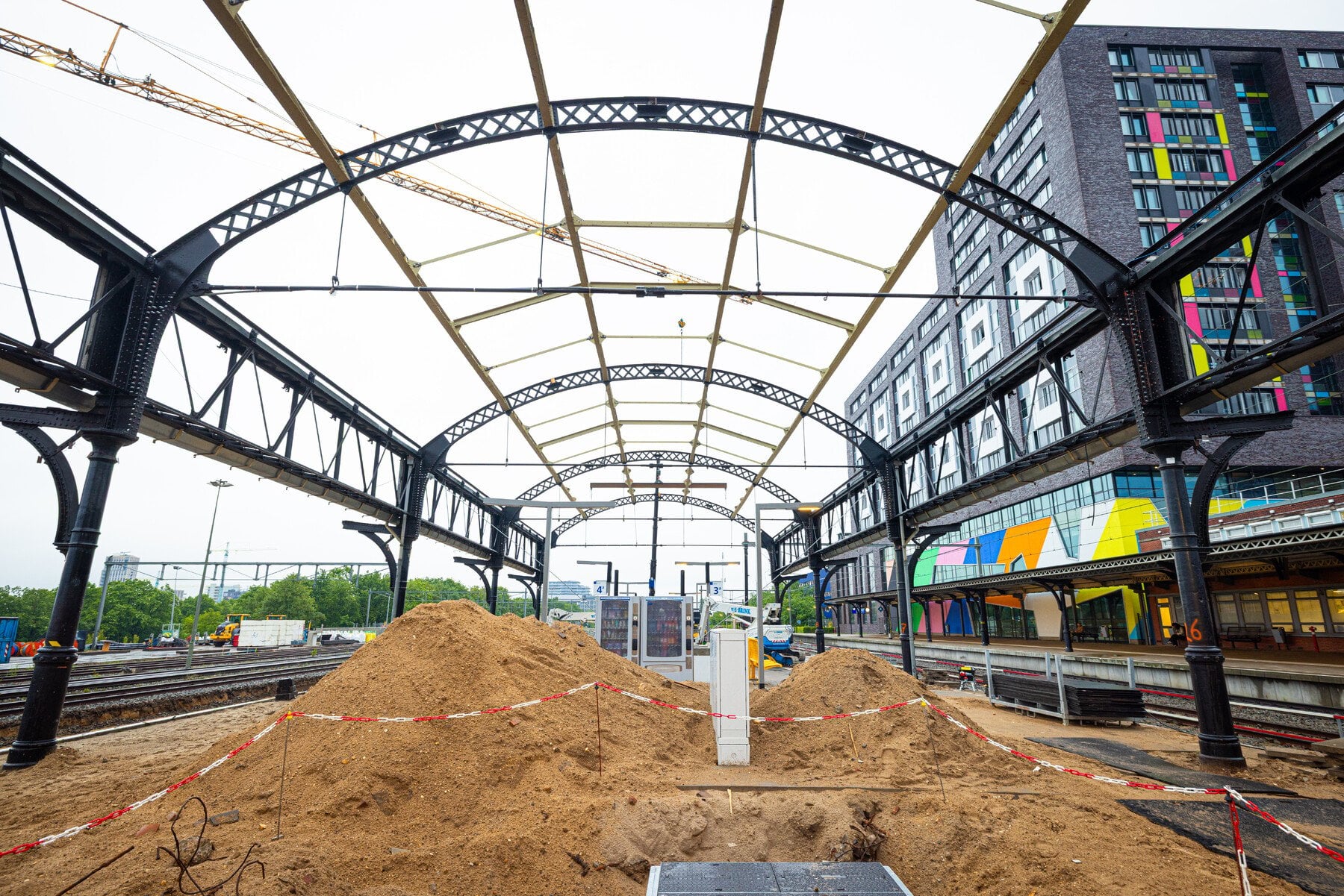 Het houten dakbeschot is verwijderd. De stalen constructie wordt nog gedemonteerd.