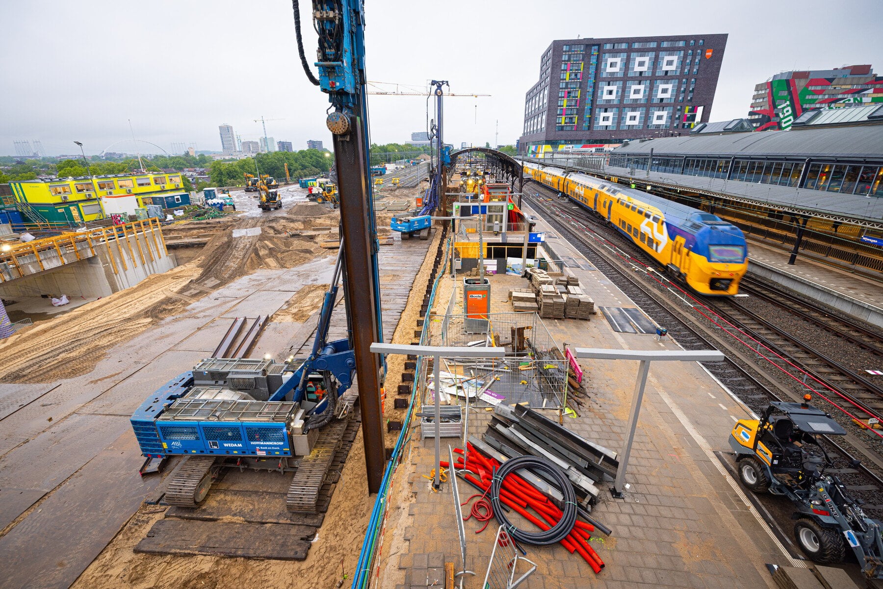 We werken aan de kant van perron 4 naar het westen toe. Perron 1-35 zijn in dienst.