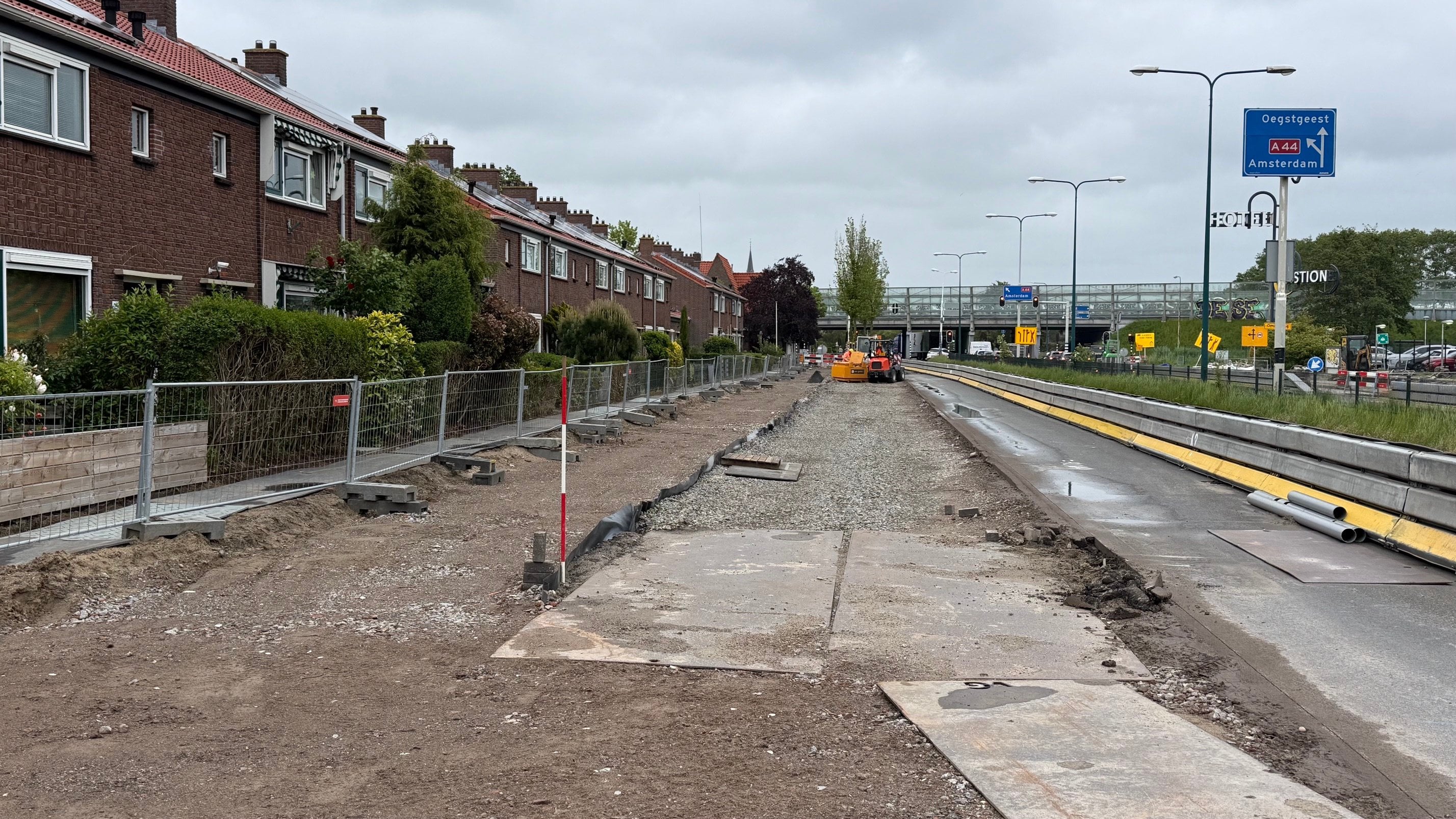 Rechts is het bommgranulaat te zien waar straks ook geparkeerd wordt en links het nieuwe fietspad.  Onder de loopstrook komt het nieuwe trottoir.