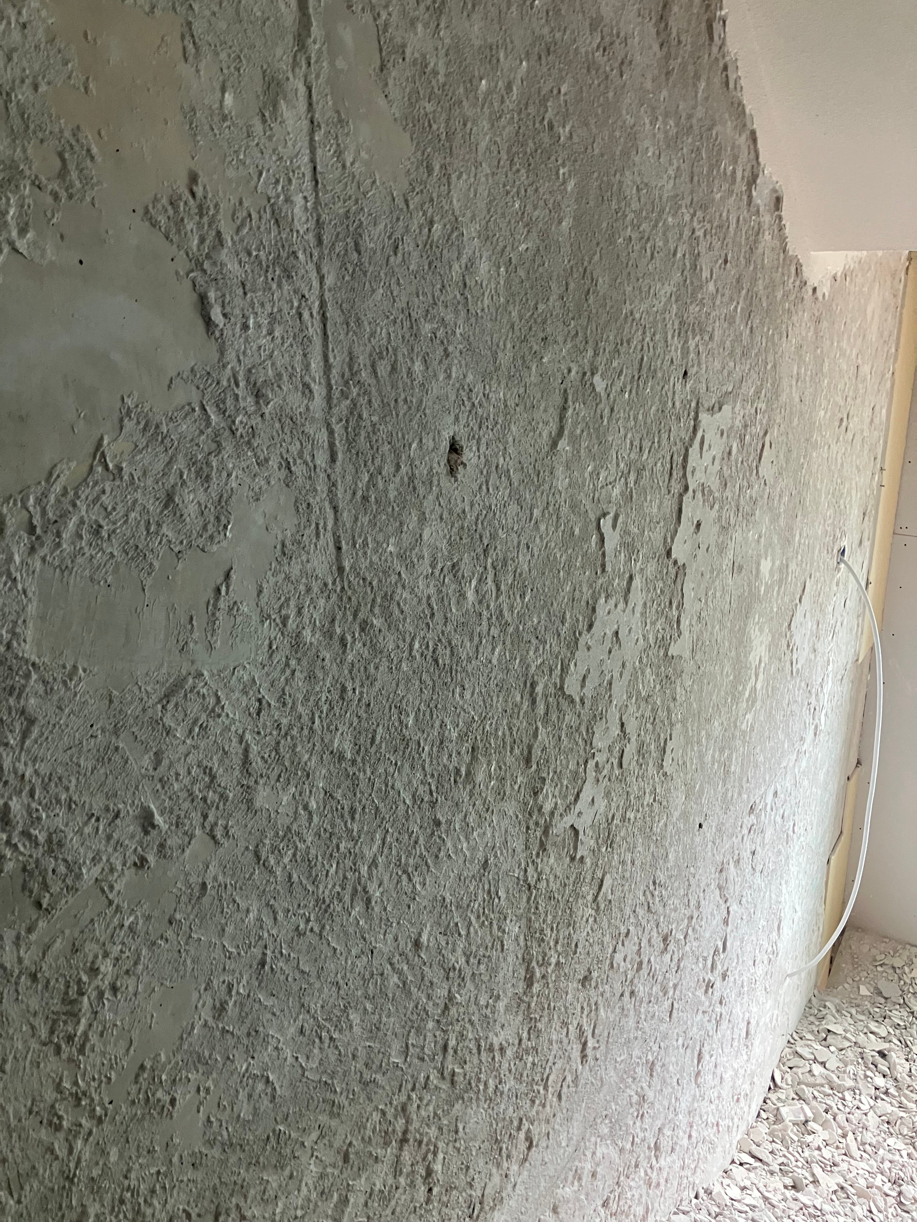 In de bestaande trappenhuizen moet er een stuclaag worden weggehakt om weer een nieuwe stuclaag te kunnen plaatsen.