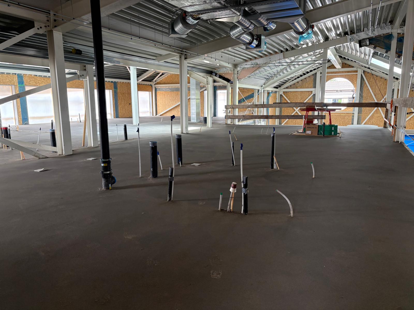 Op de foto rechts zie je het ronde venster in de nok,  aan de voorzijde van het gebouw.