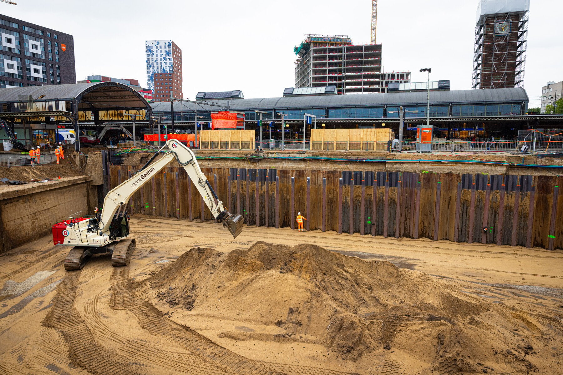 Het afgraven bij de inschuiflocatie van de tunnel.
