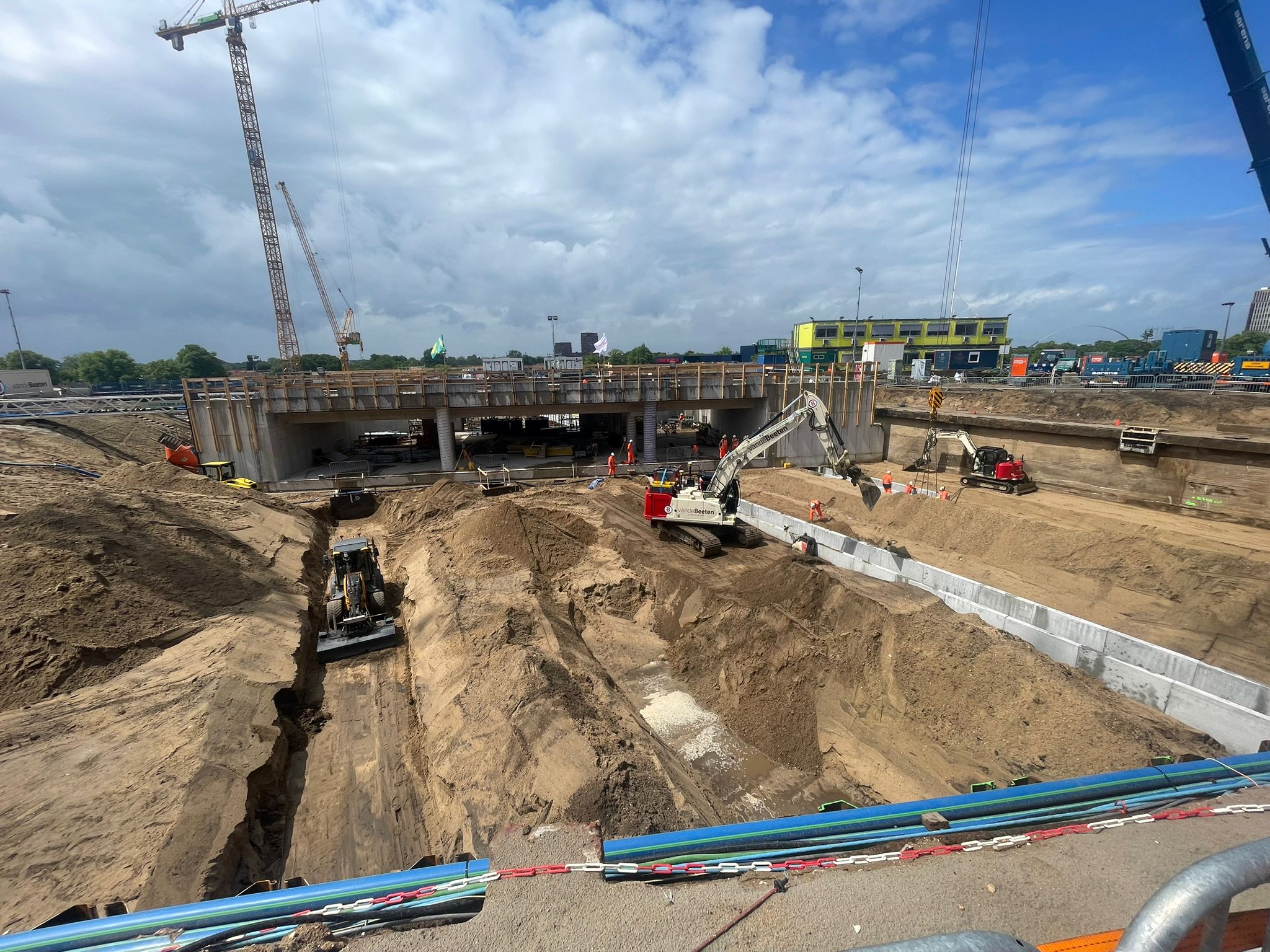 Uitgraven van de banen, waar we de U-bakken inhijsen.