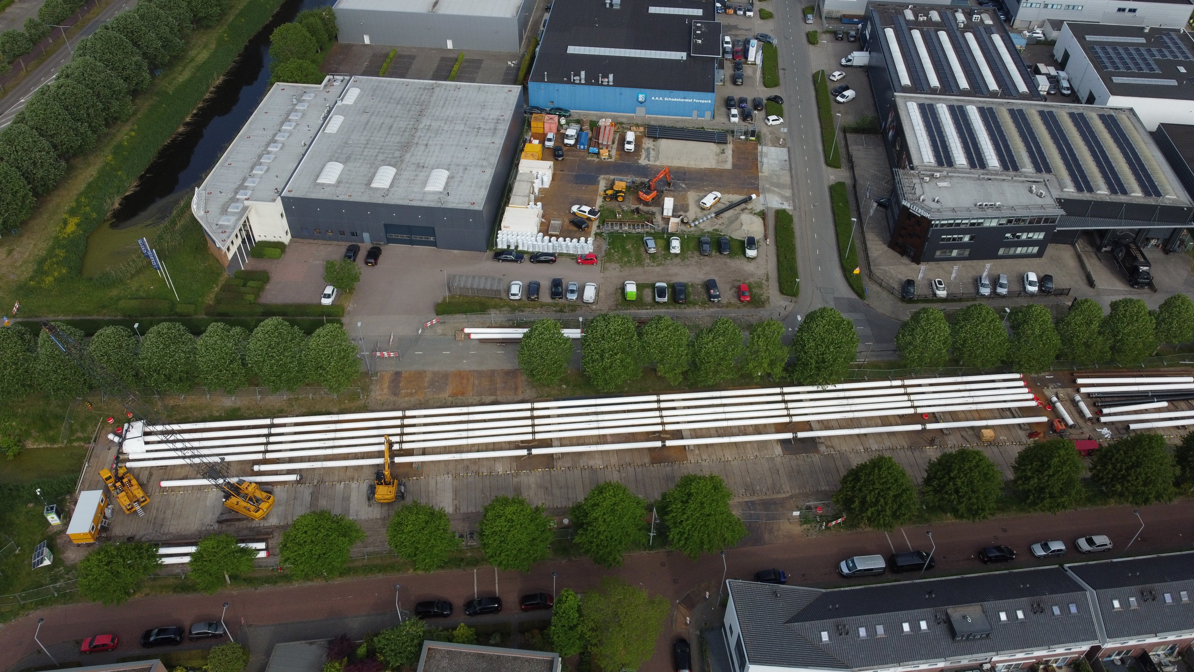 Werkterrein A.Hak op de Tiber en leidingstrengen op werkplateau watergang in Den Haag.
