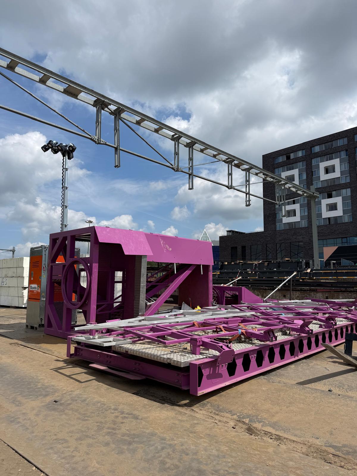 Het afgebouwde werkplatform van perron 3-4. Deze voeren we af per trein.