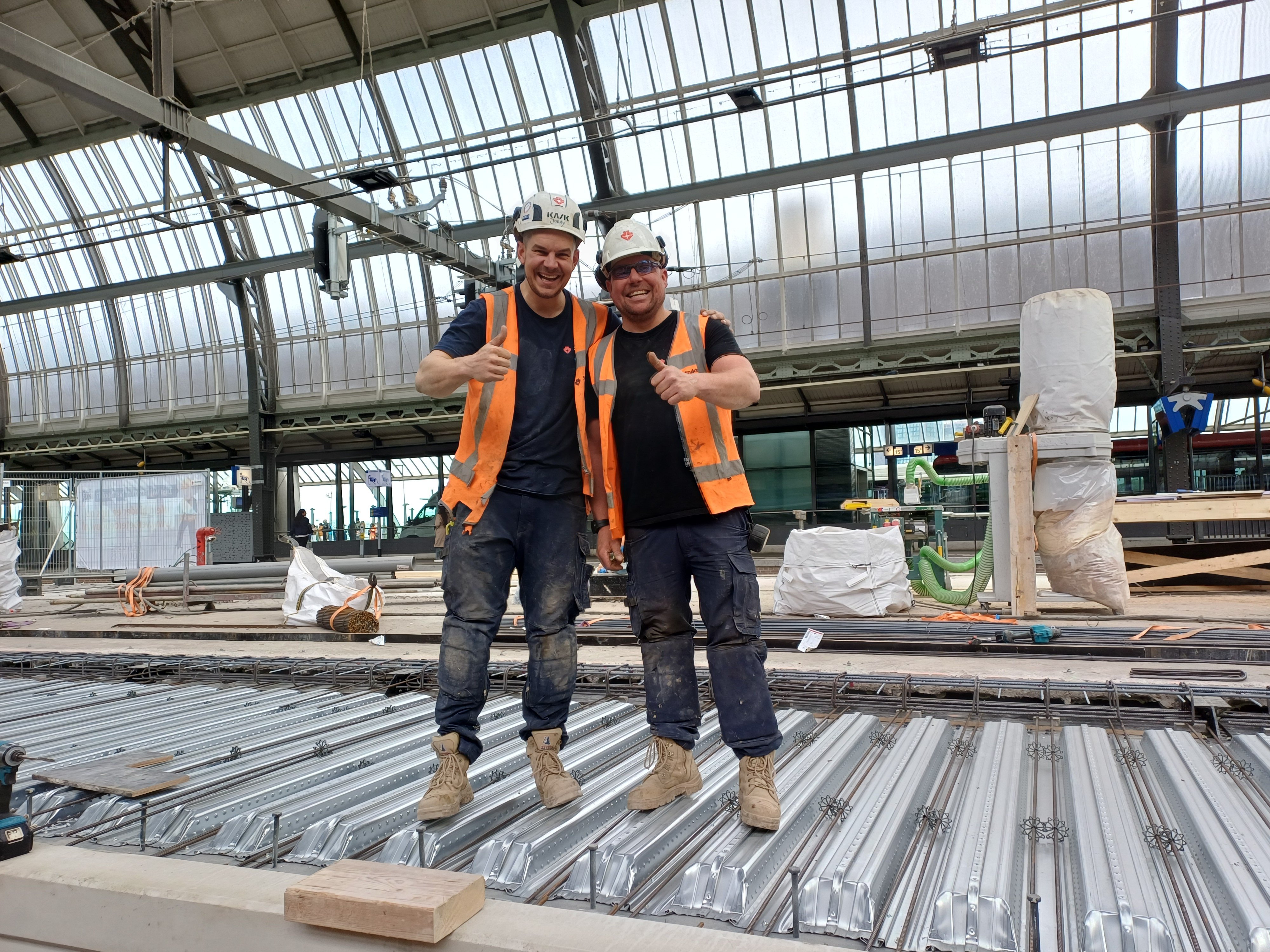 'Buurman en buurman' (ook te zien in aflevering 3 van Amsterdam Centraal 24/7 op National Geographic en Disney+)   op perron 5 die wordt verbreed, begin juni volgt de betonstort.