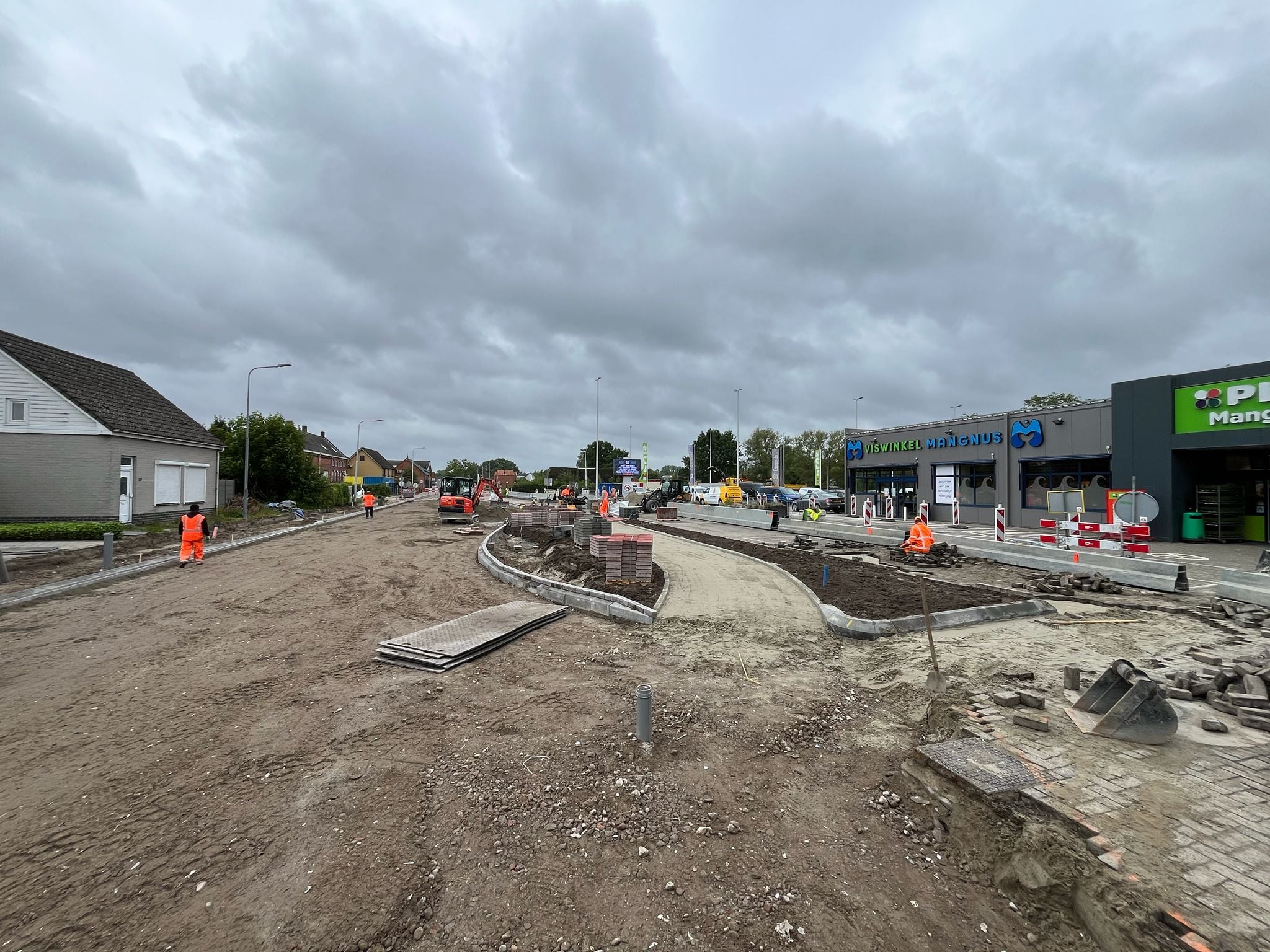 Een goed beeld van de nieuwe rijbaan voor de Plus Mangnus. links de strook richting Hulst en de voorsorteerplaats voor de winkel. Midden de rijstrook richting België en helemaal rechts het fietspad.