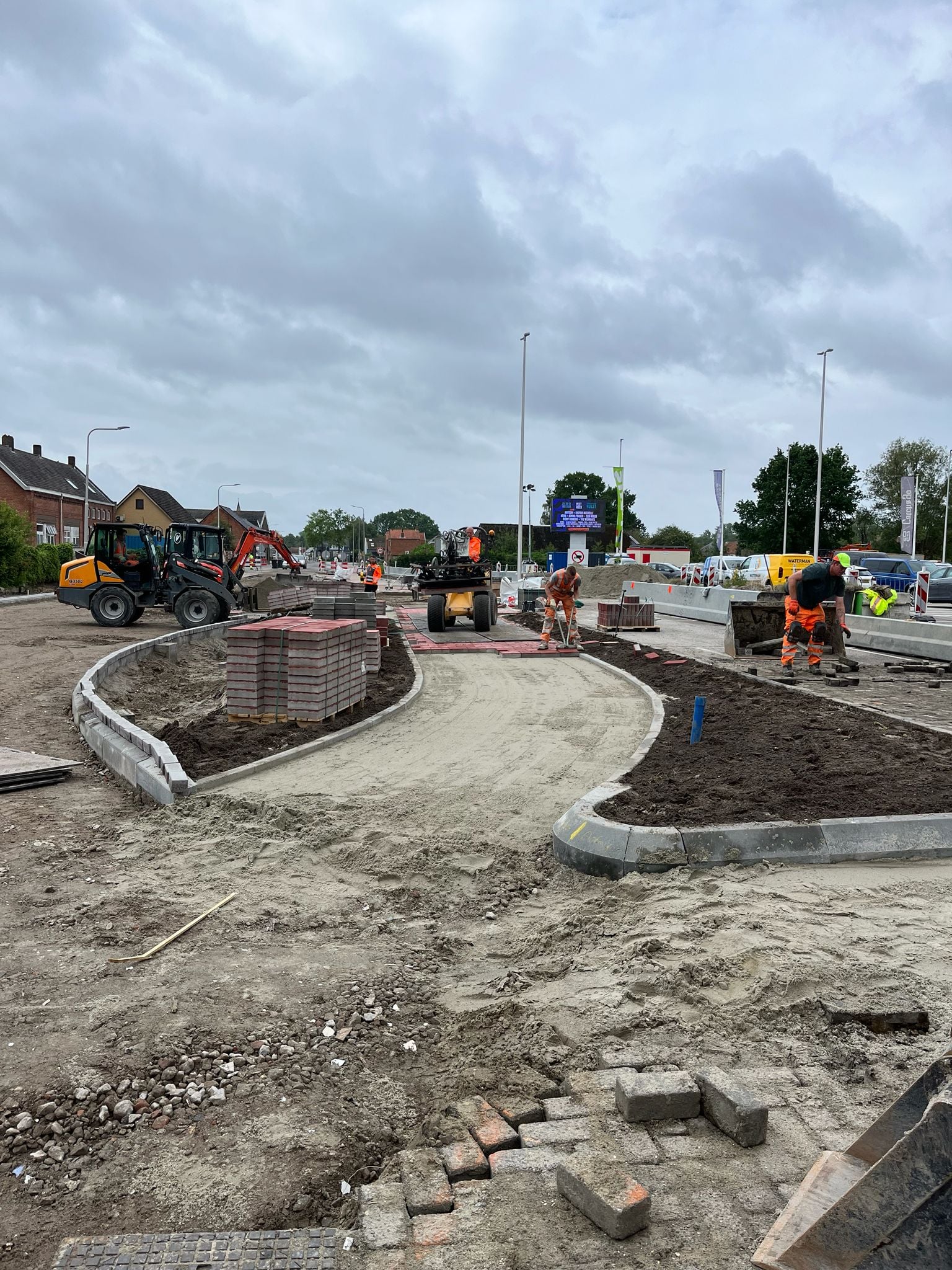 THV Plus Mangnus. Midden: rijrichting België, rechts: fietspad.