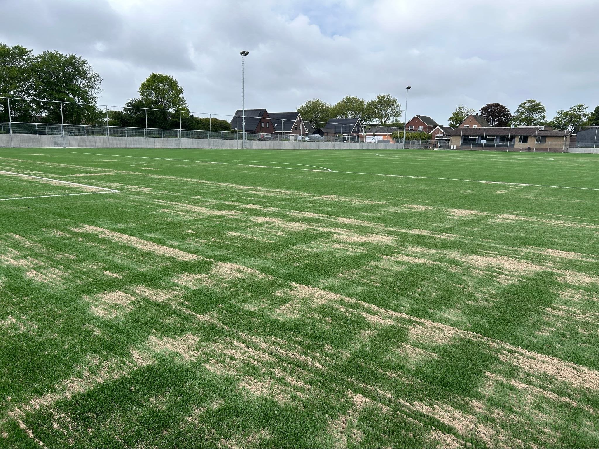 Zand ingestrooid in het kunstgrasveld