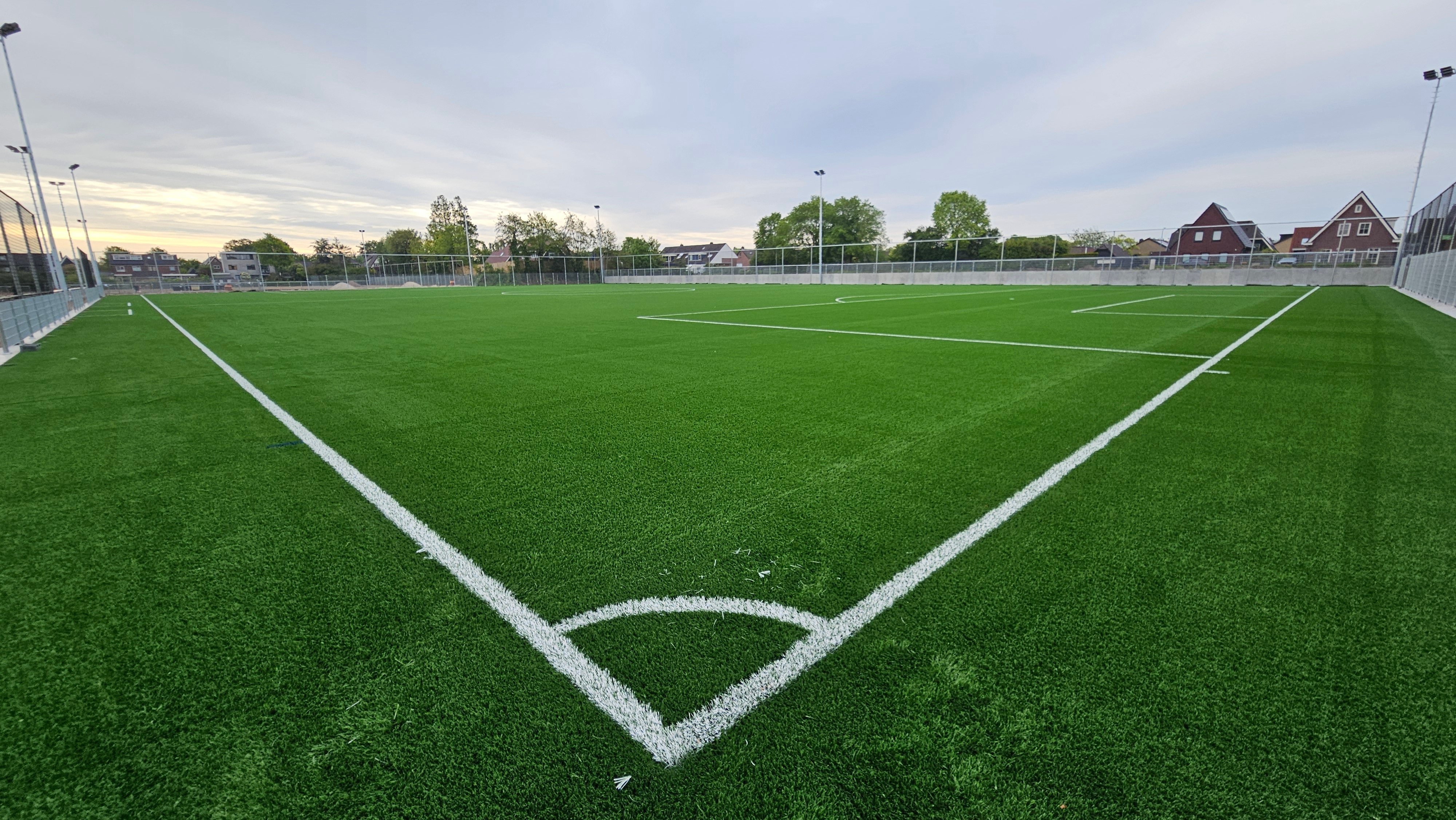 Overzicht van het kunstgrasveld (voor het instrooien van zand)