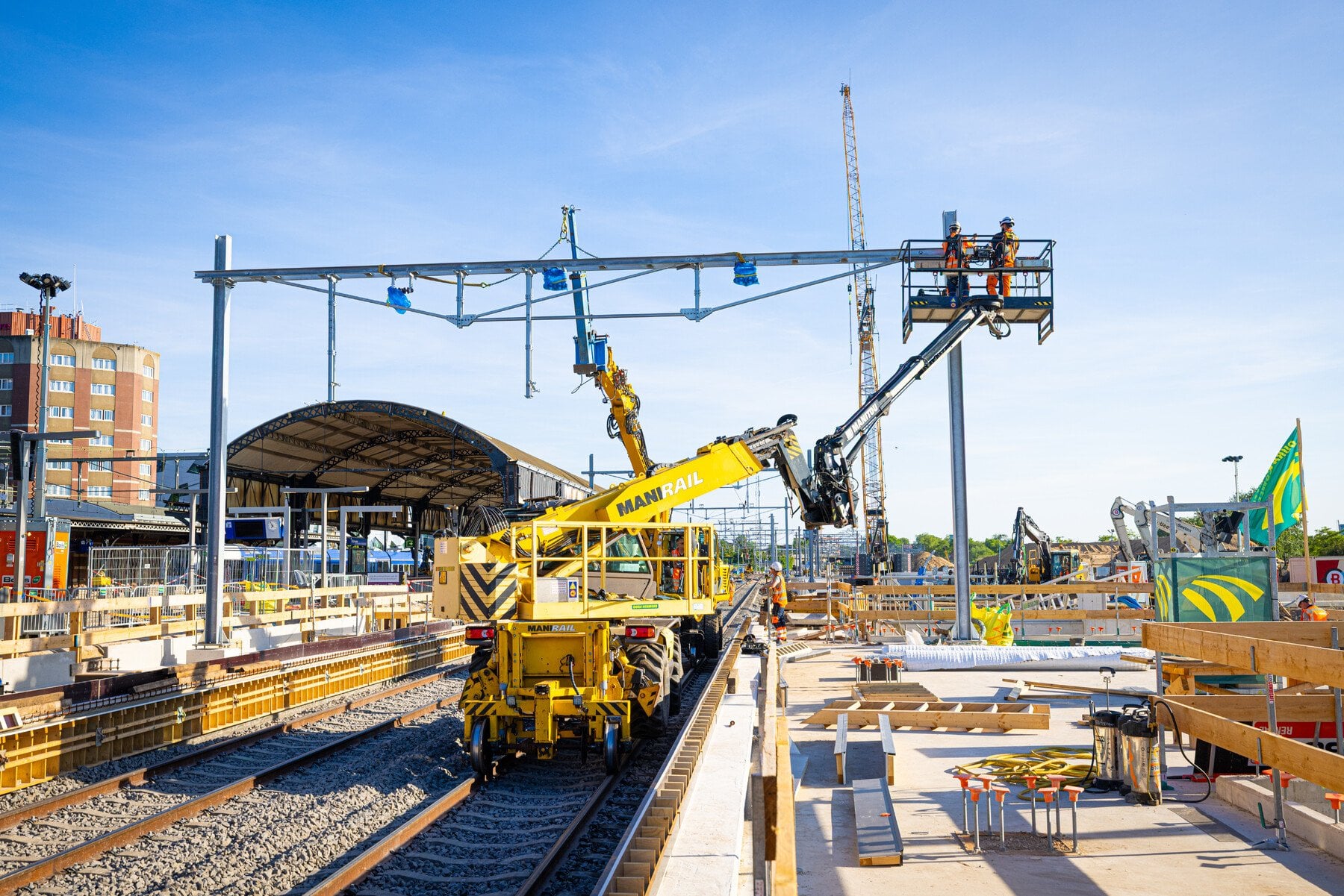 Nieuw bovenleidingsportaal wordt geplaatst ter hoogte van de nieuwe reizigerstunnel
