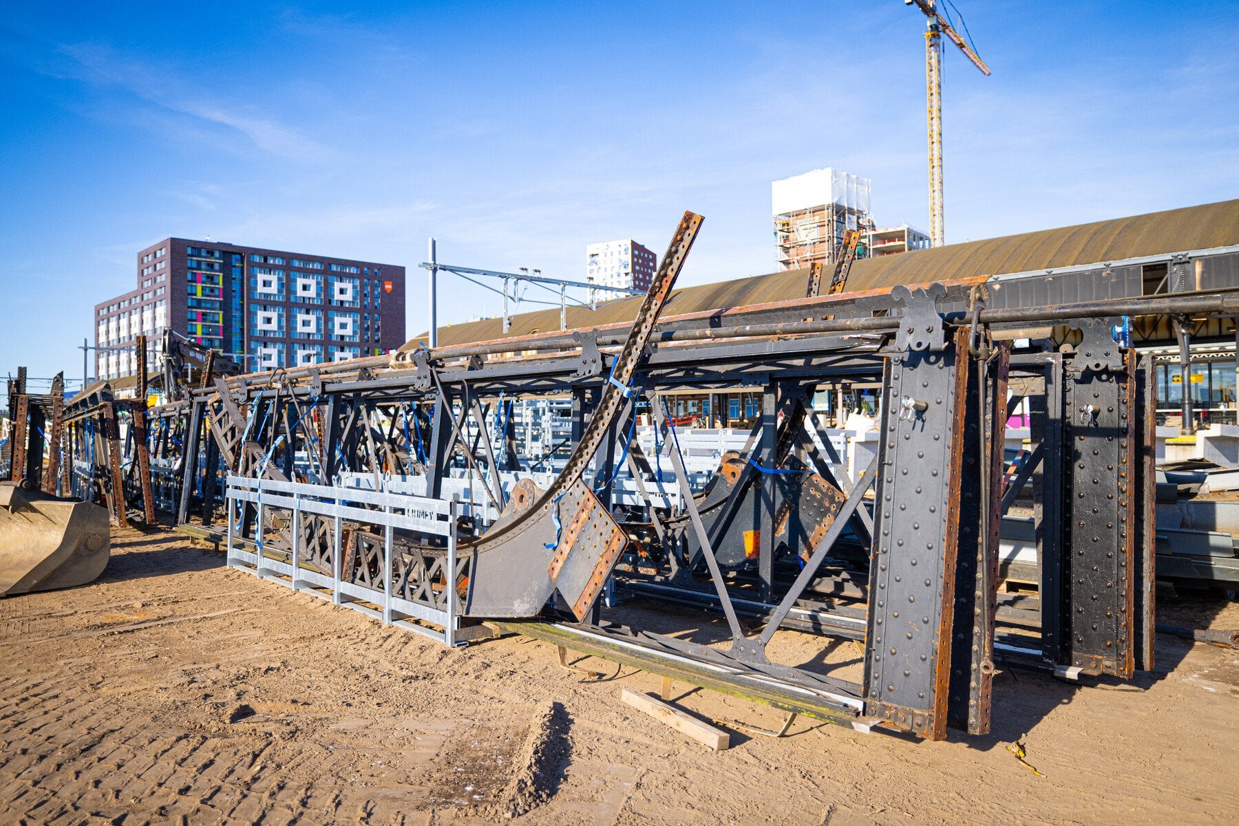 Het demonteren van de stalen constructie van de perronkap is gereed. De stalen constructie wordt per werktrein afgevoerd.