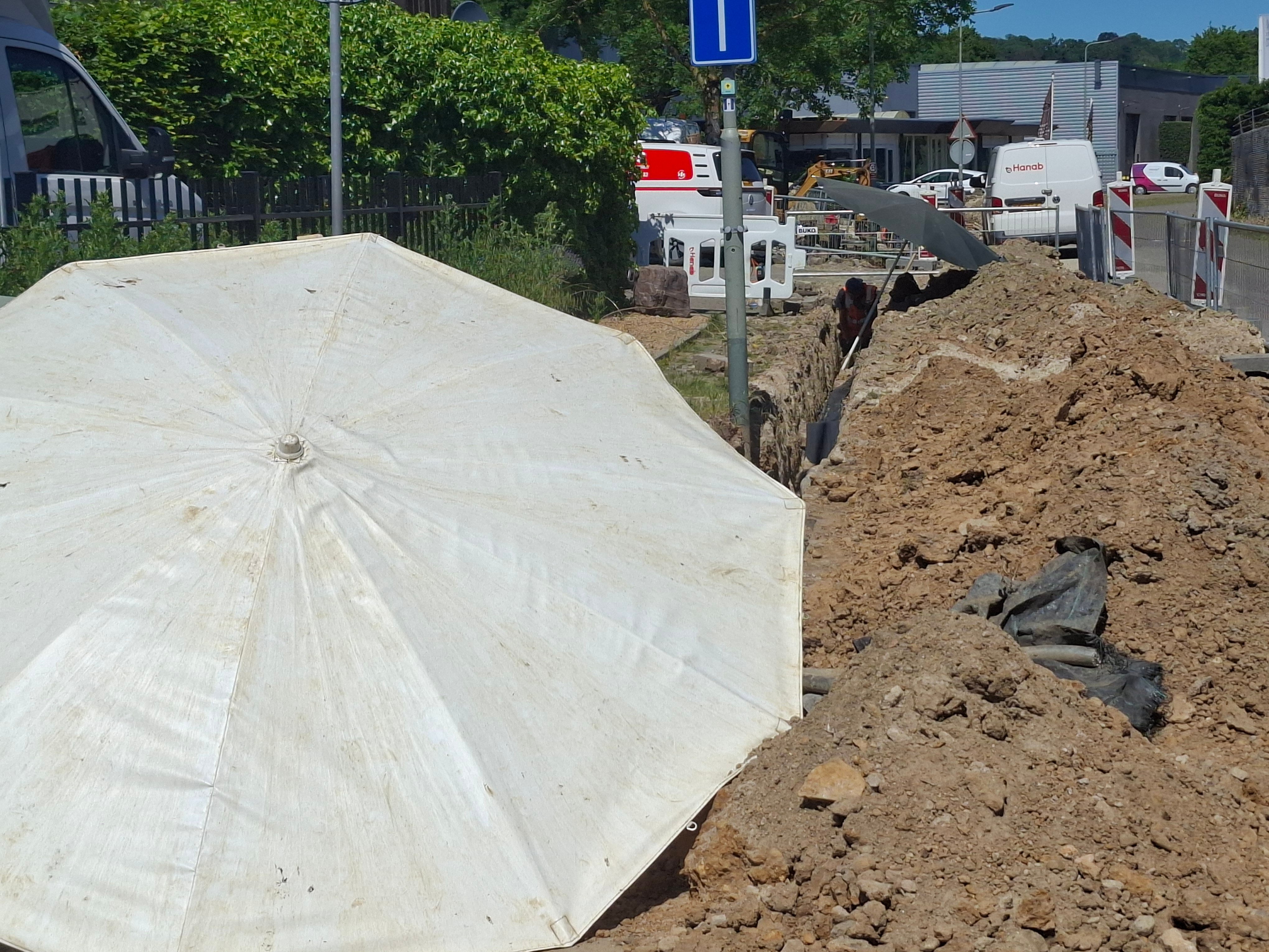 Onder Hanab's parasol...