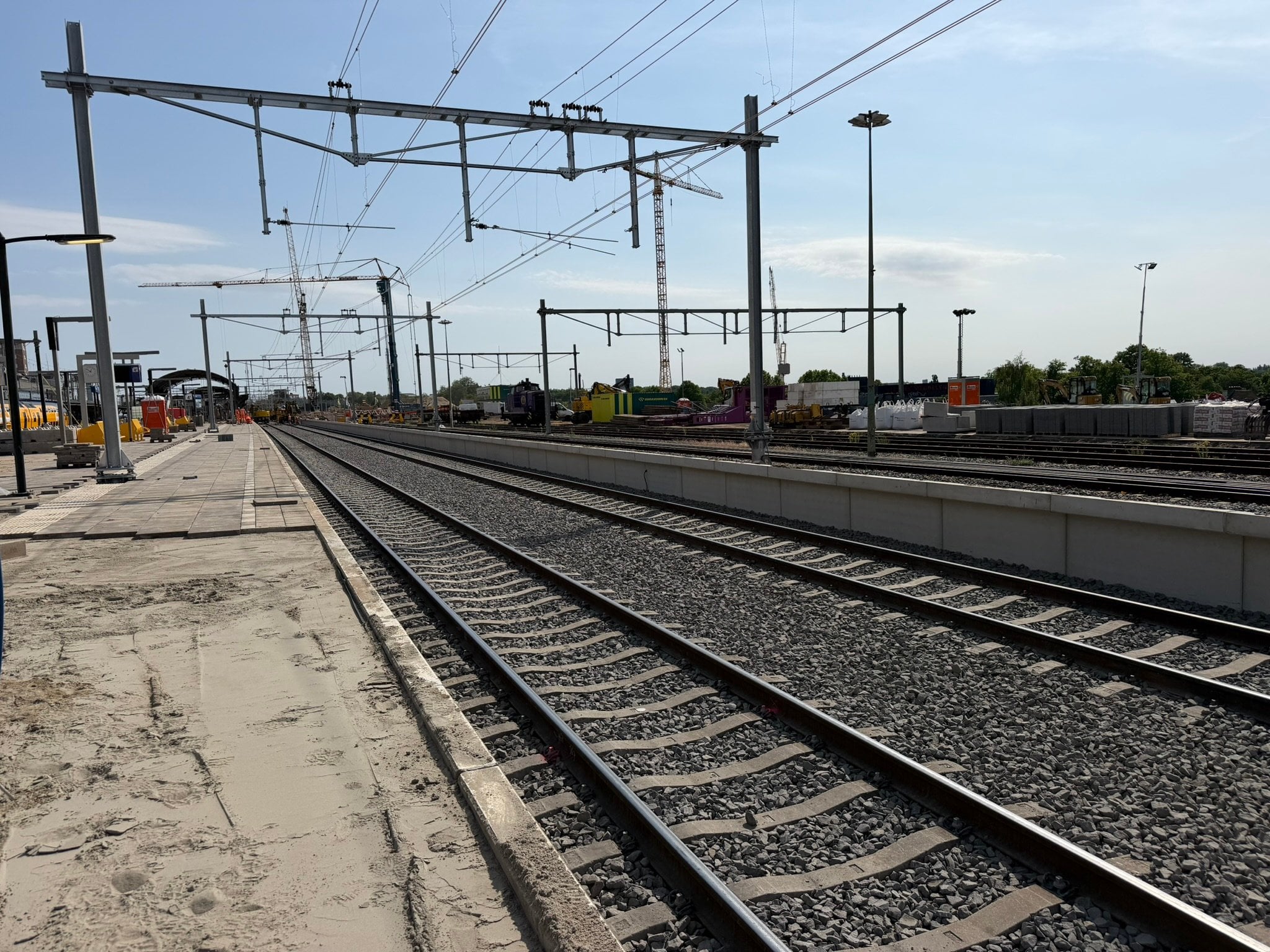 Je zicht vanaf de kop van het perron richting het zuiden. De contouren van perron 5-6 worden zichtbaar door de keerwanden.