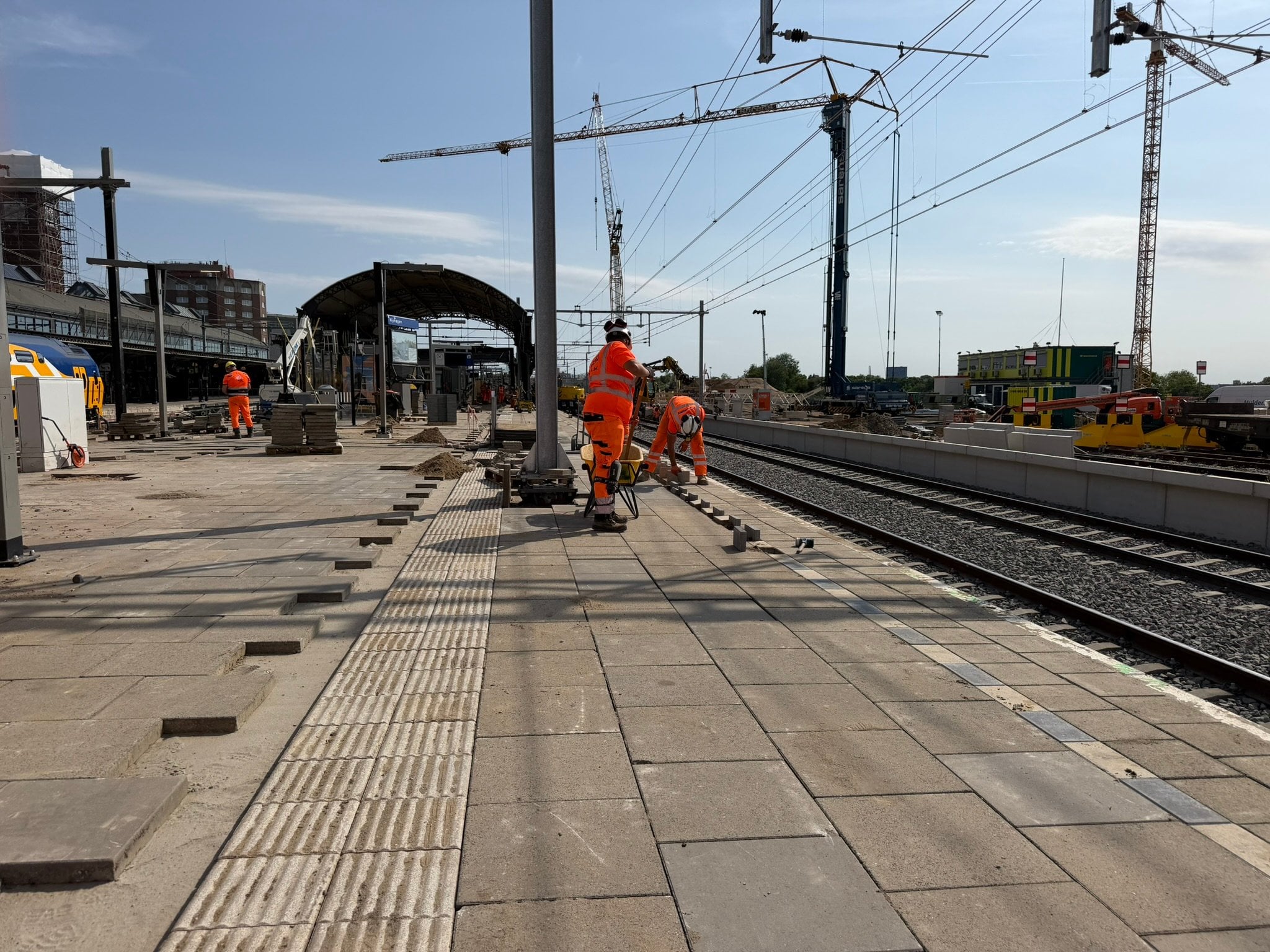 Perron 4a - er wordt op dit moment dicht bestraat