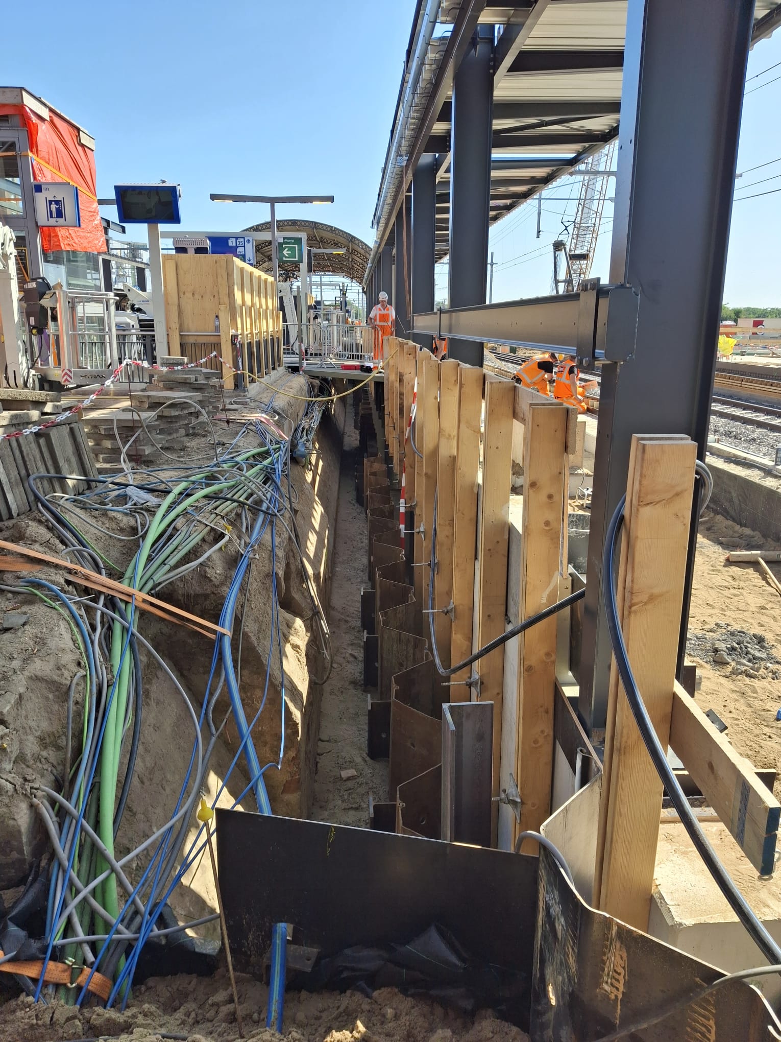 Damwand bij perron 4a, nabij de trap/lift. Aanstaande zaterdag zie je geen damwand meer. Dan staat er een bouwschutting omheen