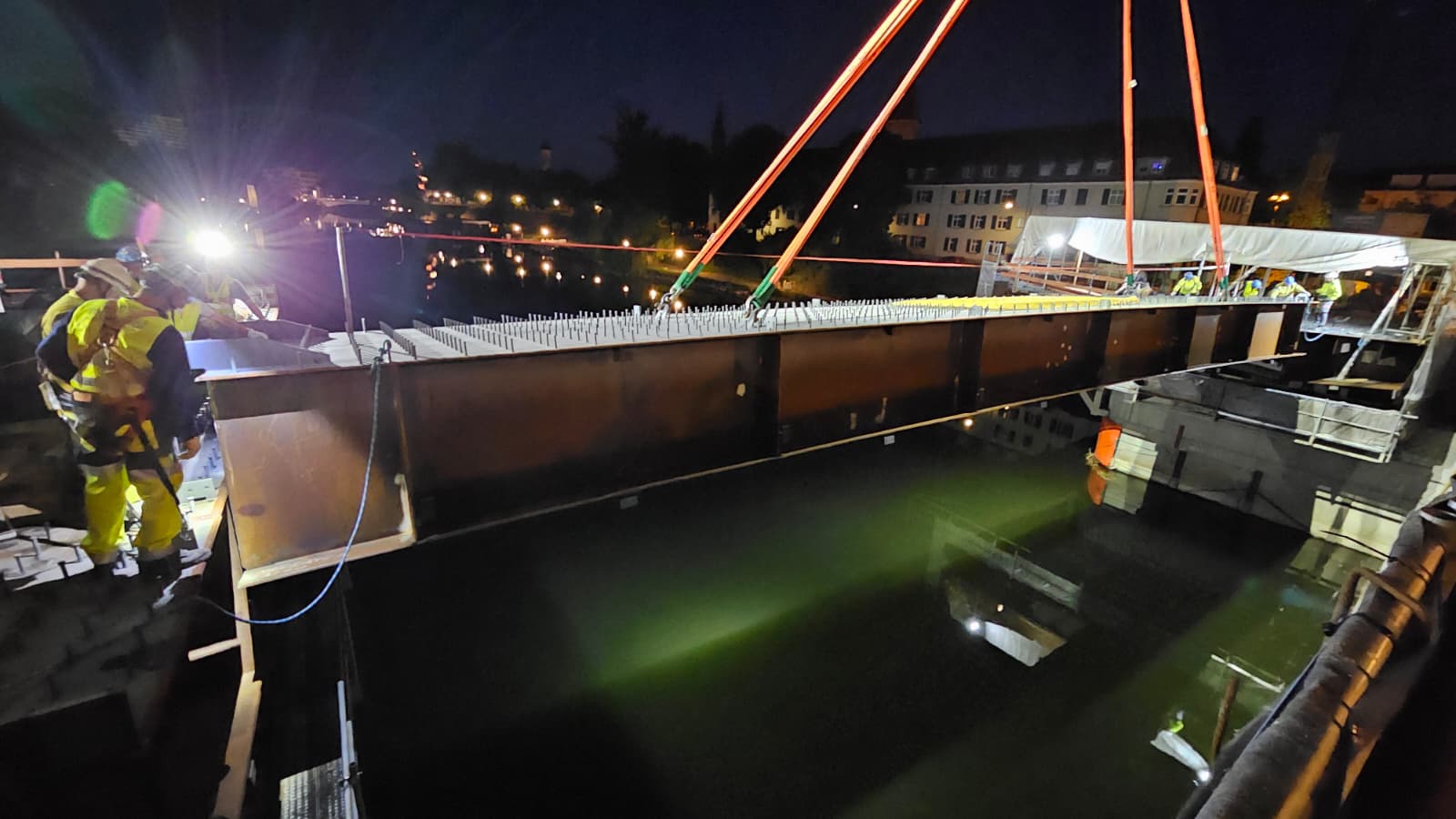 28.05.2026, ca. 4.30 Uhr: Erstes Mittelsegment wird eingehoben.