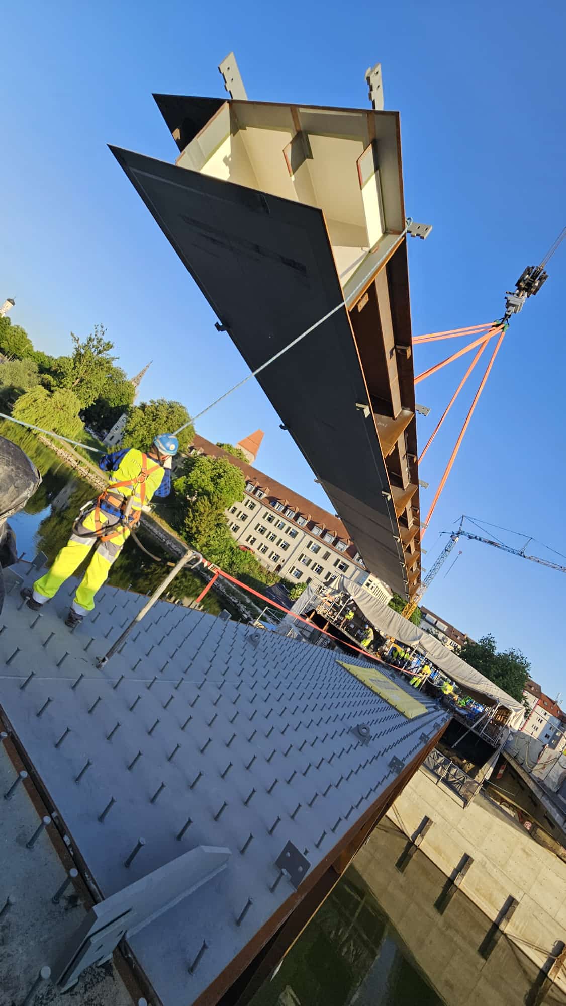 28.05.2026: Das zweite, mittlere Stahlsegment wird eingehoben.