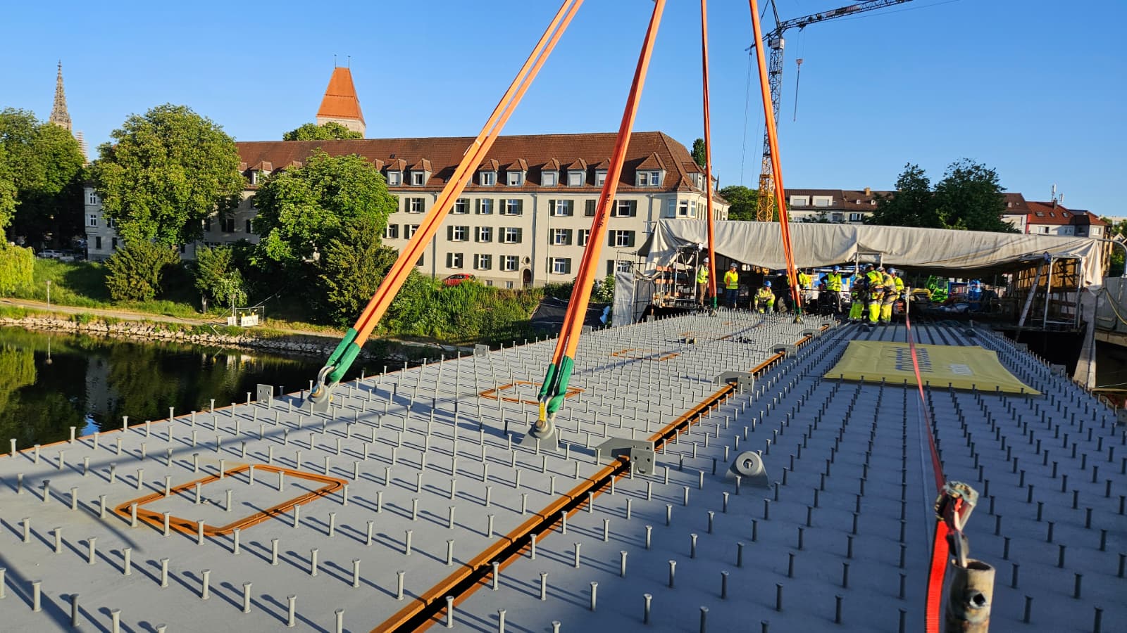 28.05.2026, ca. 6.30 Uhr: Beide Mittelteile sind an Ort und Stelle.