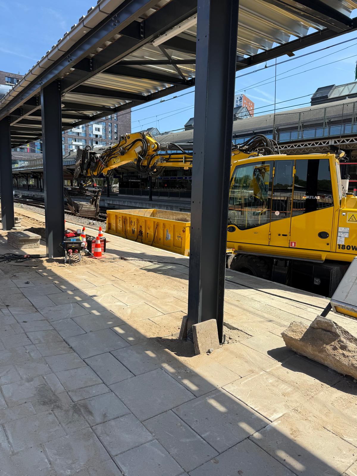 Verplaatsen tegels voor de straatwerkzaamheden op perron 3-4.