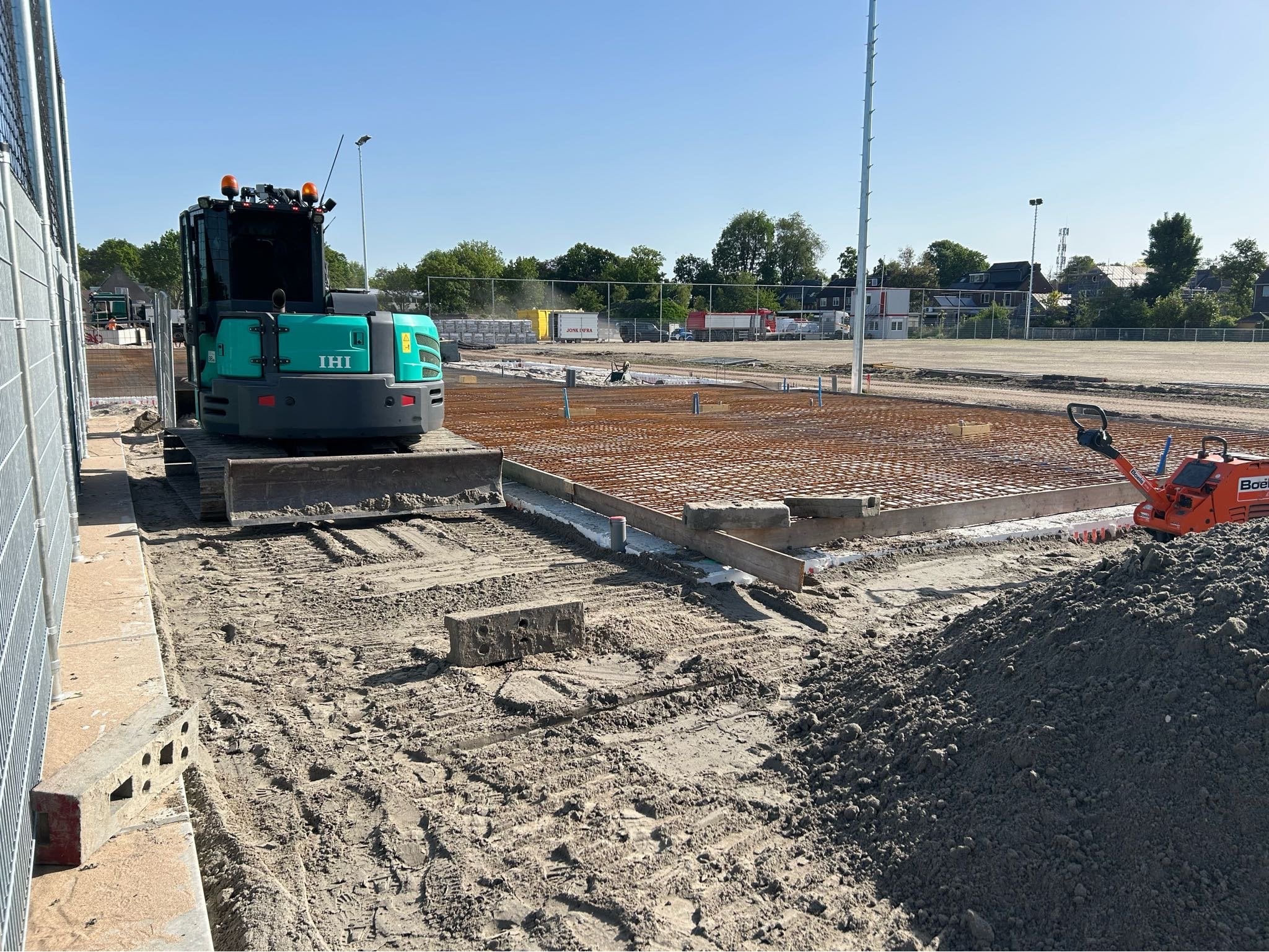 Werken langs de fundering van het nieuwe clubgebouw