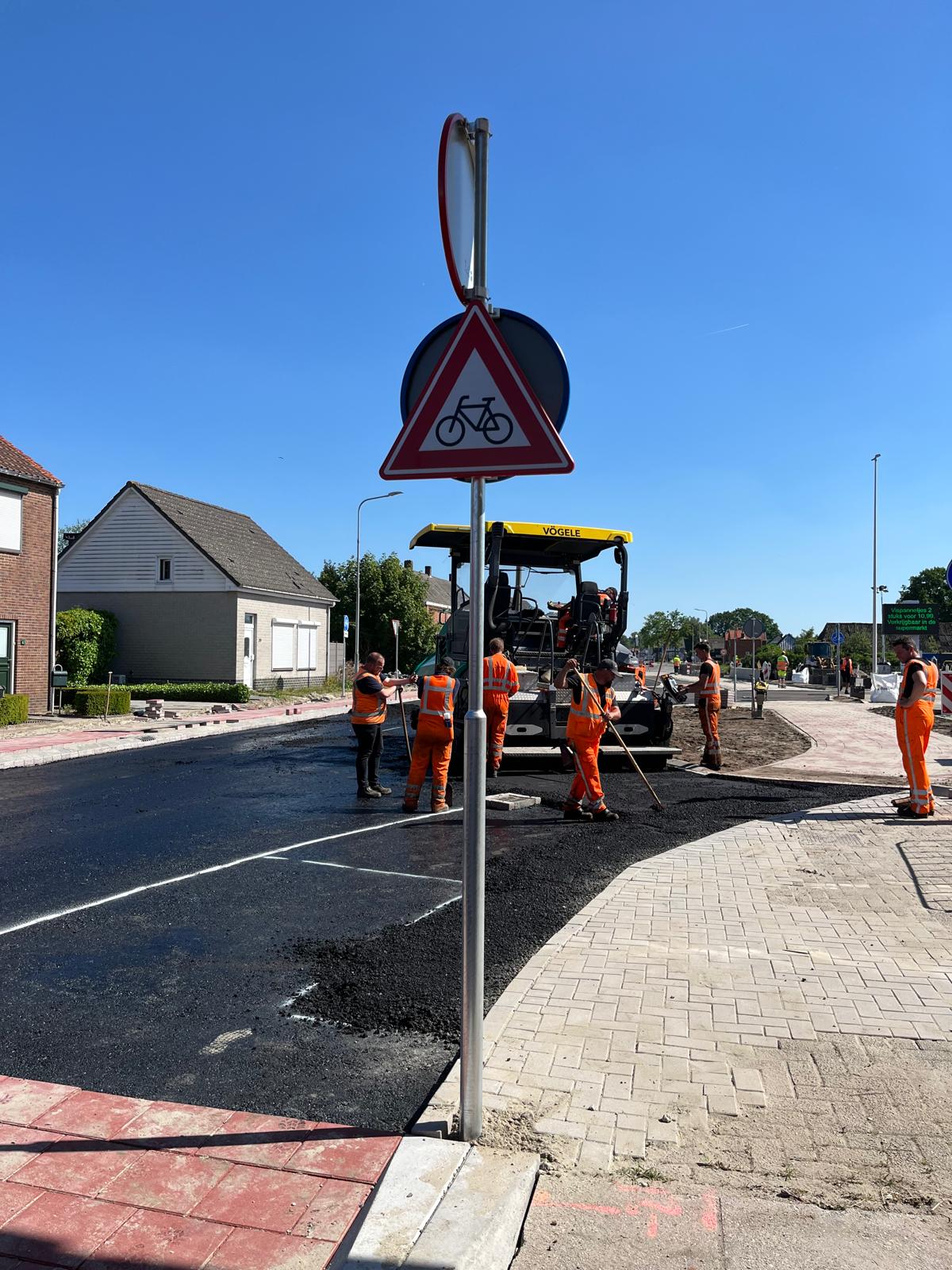 Een kijkje tijdens het asfalteren.