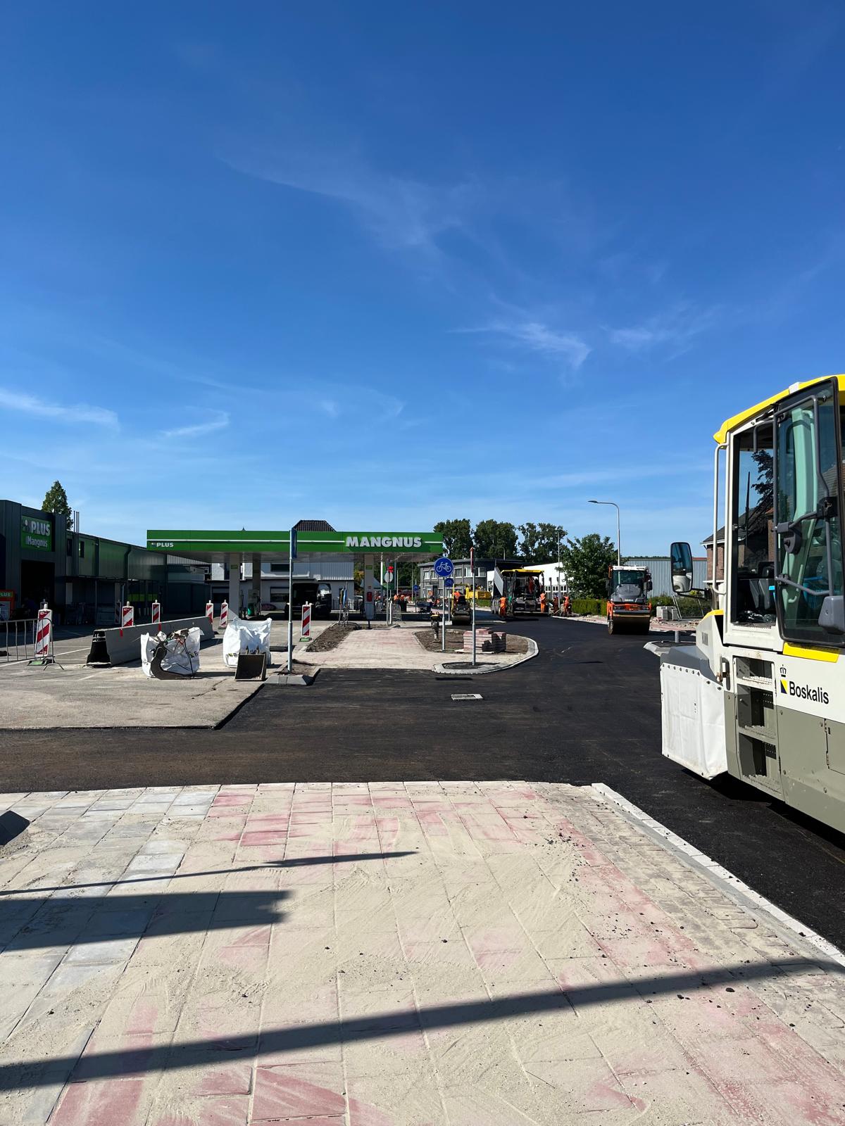 Op rechts de asfaltmachine van Boskalis. Links het parkeerterrein van de Plus Mangnus