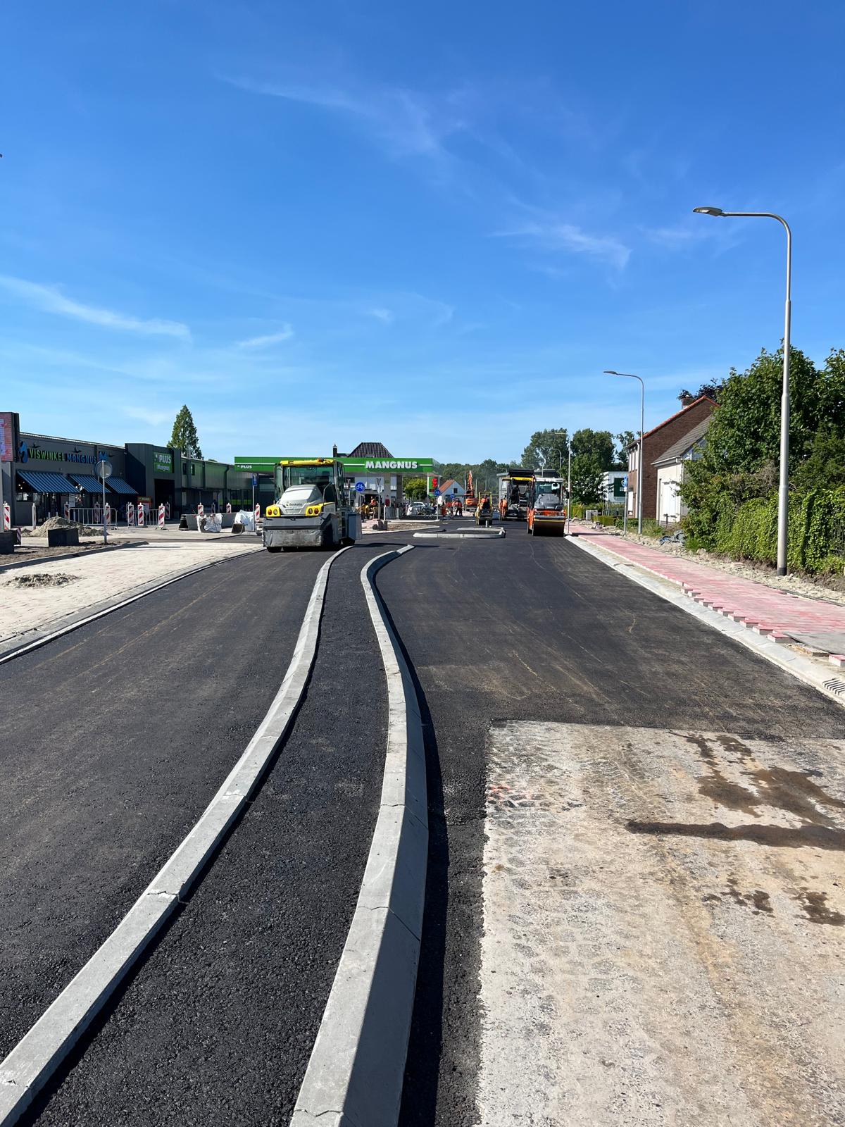 De nieuwe rijbaan is nu goed te zien! links de walsmachine