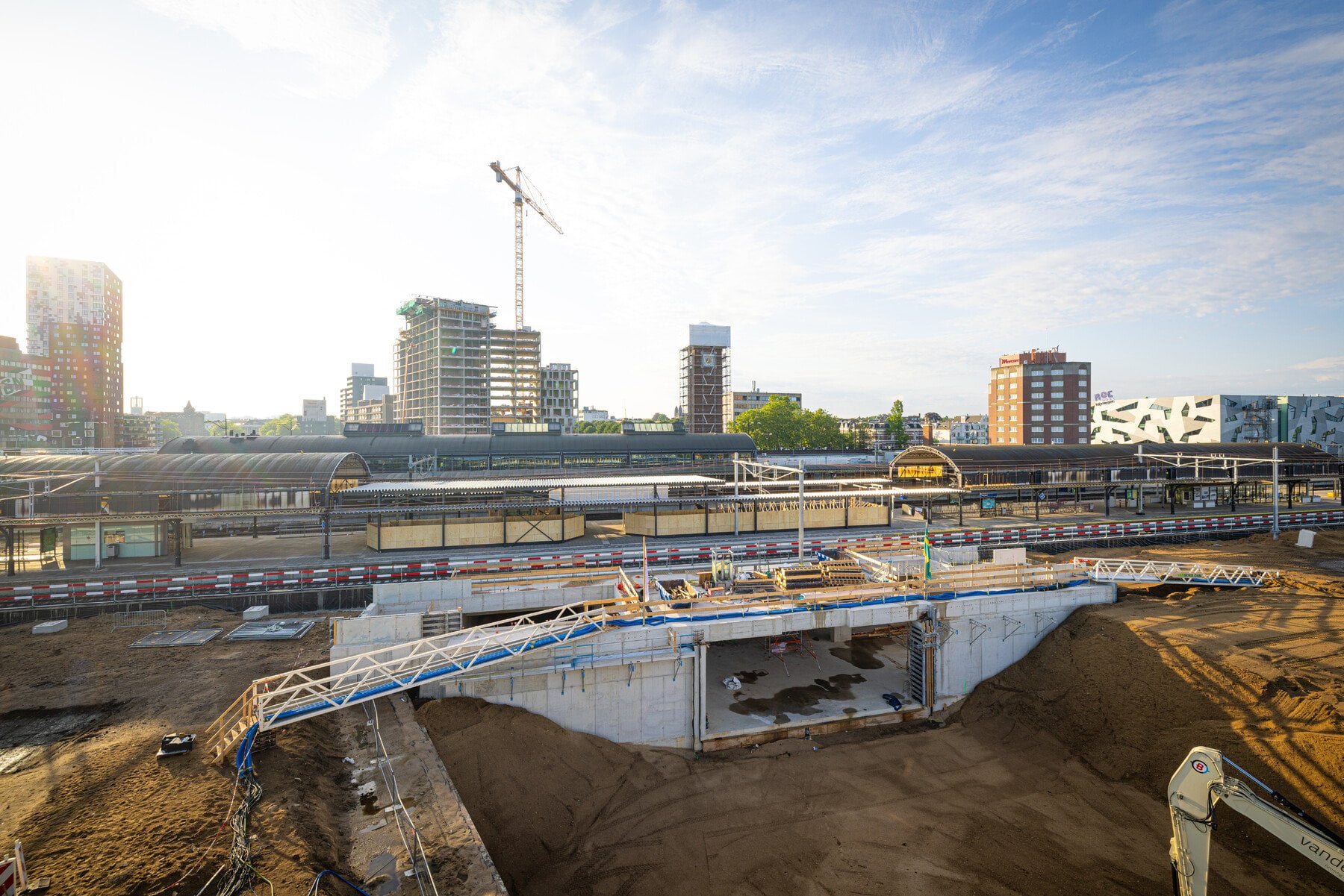 Het ingeschoven tunneldeel. Komende tijd bouwen we verder aan de tunnel (waar het zand nu te zien is)