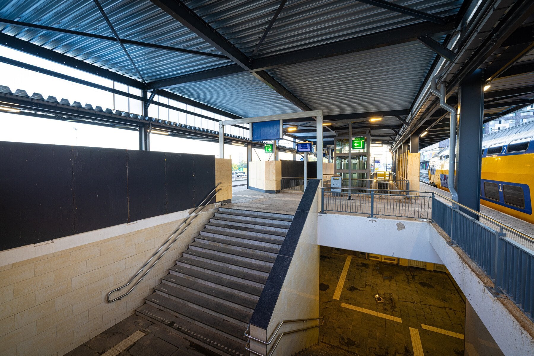 Beeld vanaf de trap bij perron 3-4. Je ziet een mooi overzicht van de tijdelijke overkapping.