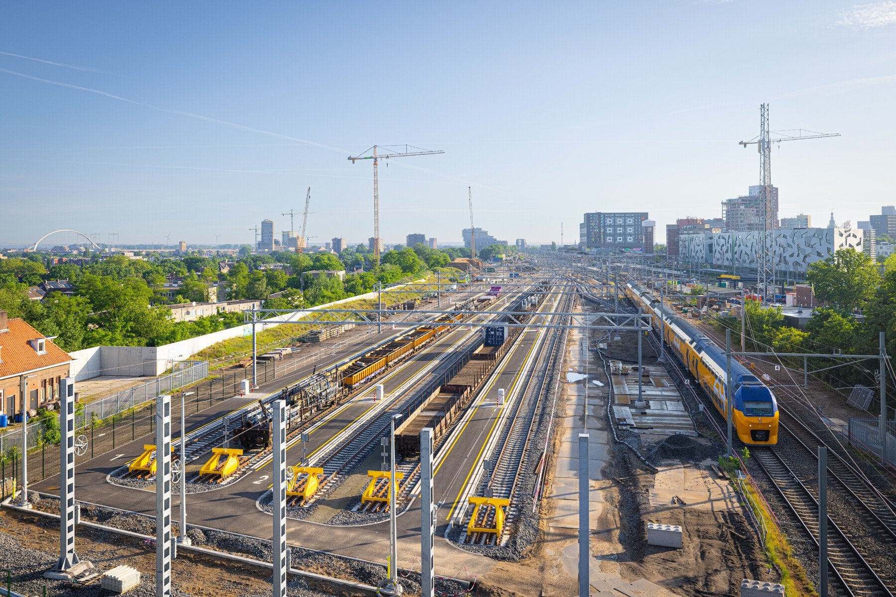Het nieuwe opstelterrein is in gebruik genomen door NS. Aankomende week vertrekt er nog een werktrein vol materialen; dit scheelt veel grote transporten door de wijk.