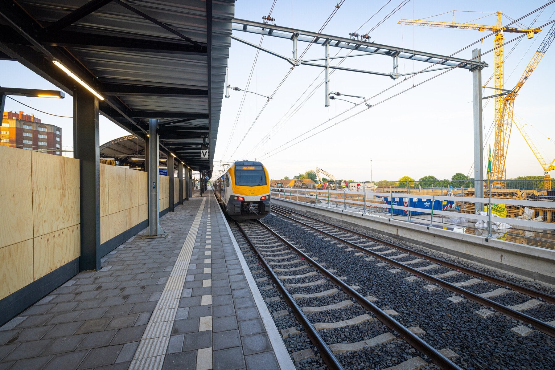 Vanochtend om 06:18 reed de eerste trein, de sprinter naar Lage Zwaluwe over het spoor waar het eerste tunneldeel onder ligt. Een bijzonder moment!