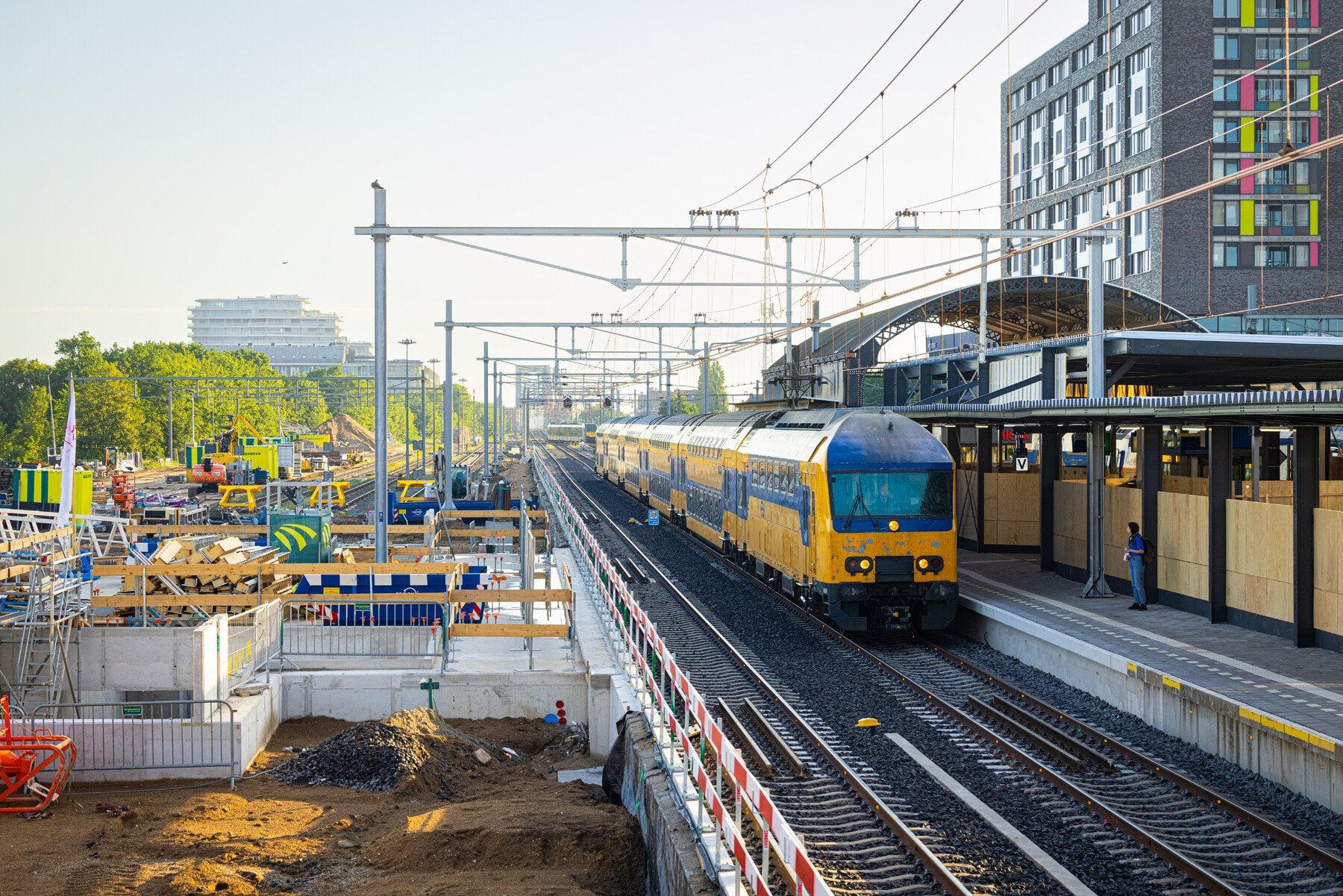 Tunnelmoot, nieuwe sporen en bovenleiding en de tijdelijke kap en afscherming op perron 3-4