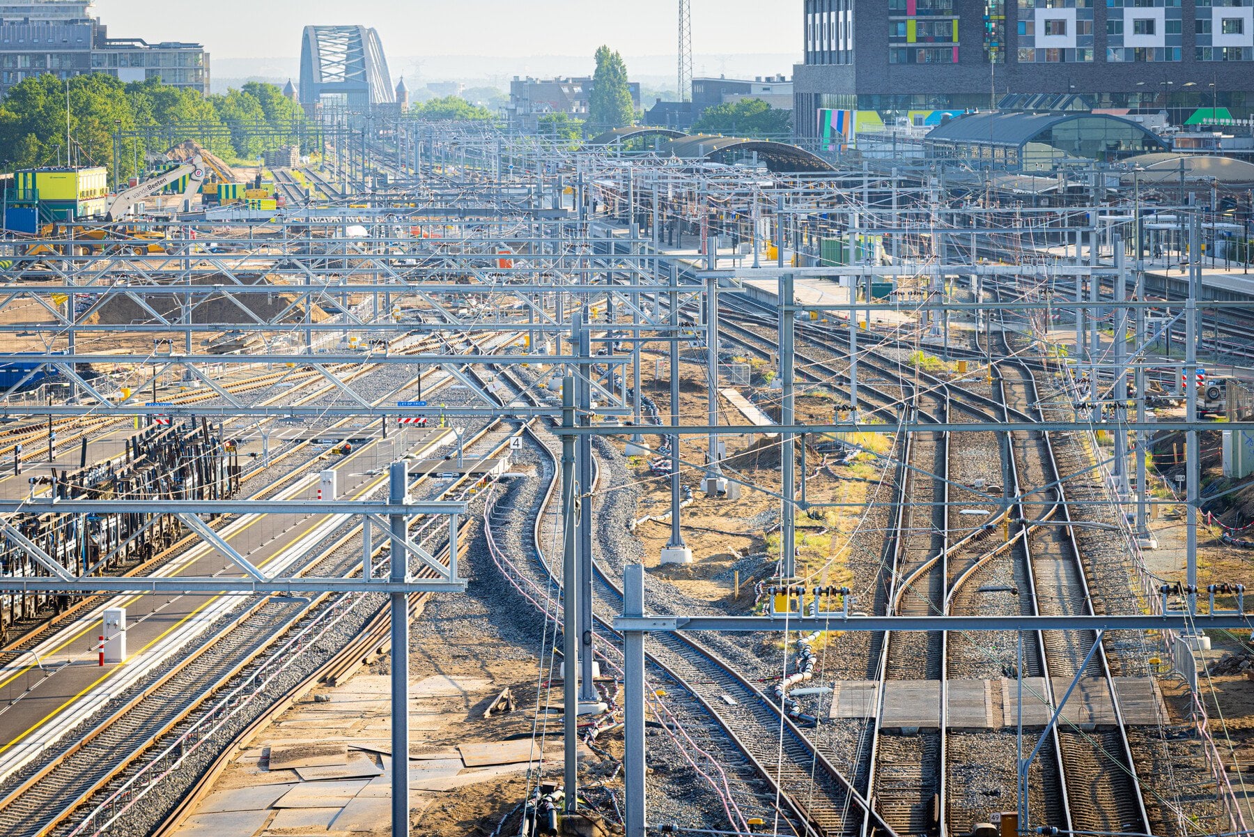 Spoorse werkzaamheden in beeld, zoals nieuwe sporen, bovenleidingsportalen, draden spoorbaan, opstelterrein en bypass.