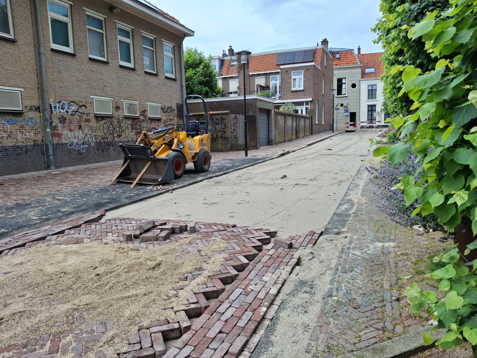 Op de afbeelding is de Eerste Achterstraat te zien. Je ziet dat een deel van de bestrating erin zit en een deel nog niet.