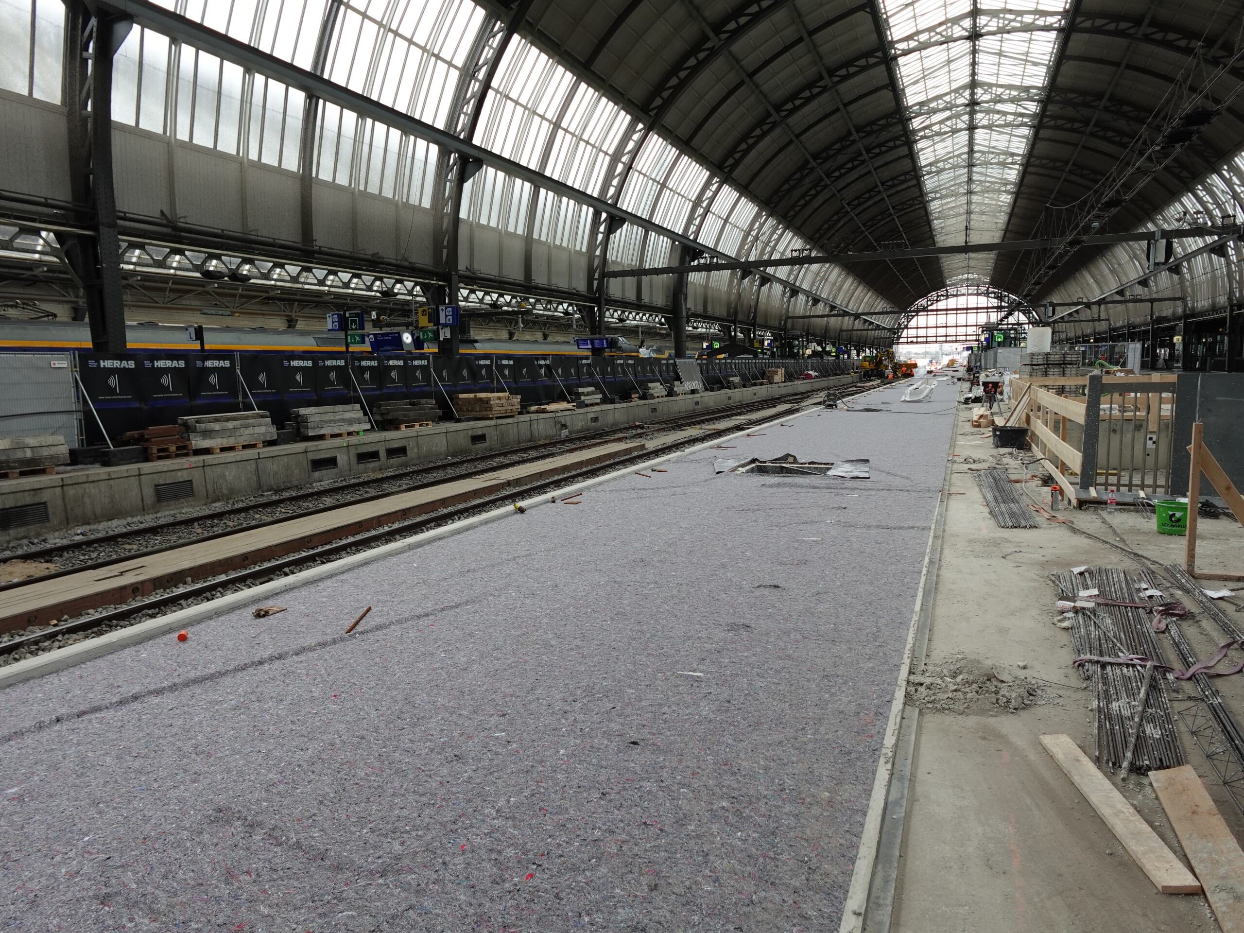 Het beton van perron 5 is gestort t.b.v. de verbreding.