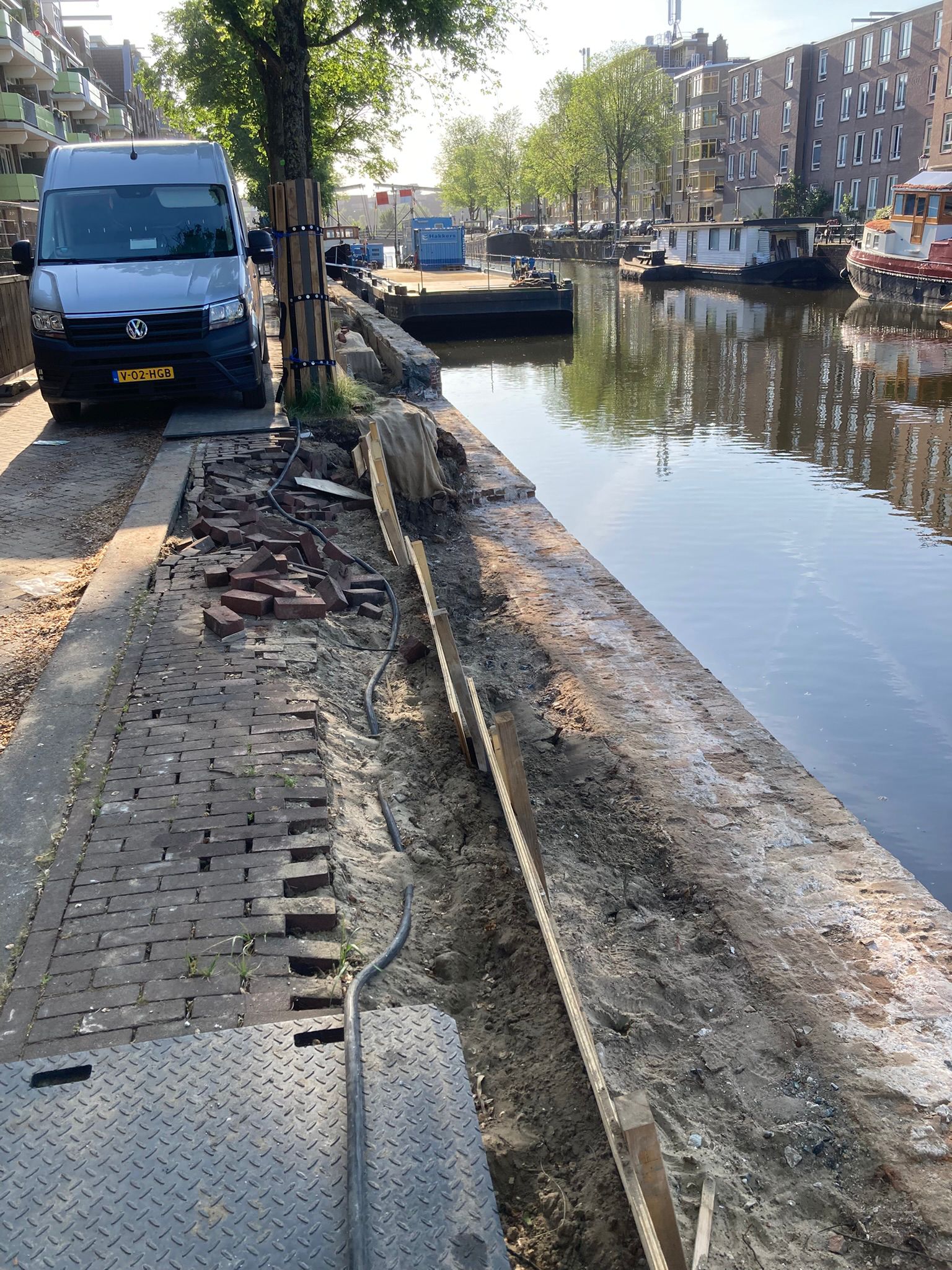 Werkterrein op de kade van de Zoutkeetsgracht. De bovenkant van de bestaande kademuur is gesloopt.