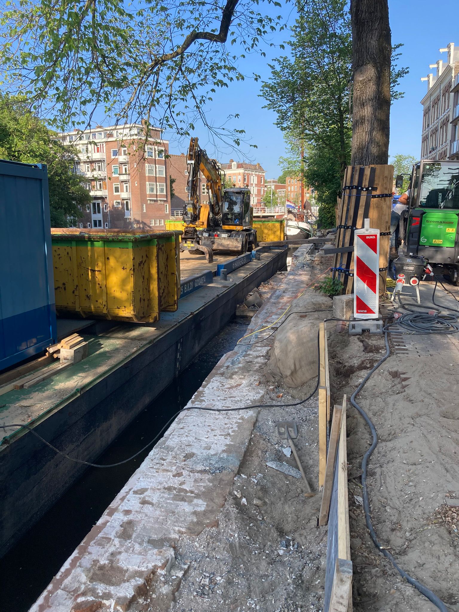 Werkterrein op de kade van de Zoutkeetsgracht. We werken vanaf het water, daar liggen werkpontons met het materieel. De bovenkant van de bestaande kademuur is gesloopt.