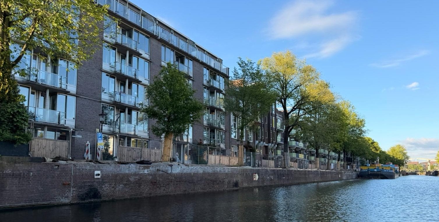 Werkterrein op de kade van de Zoutkeetsgracht voor het renoveren van de kademuur.