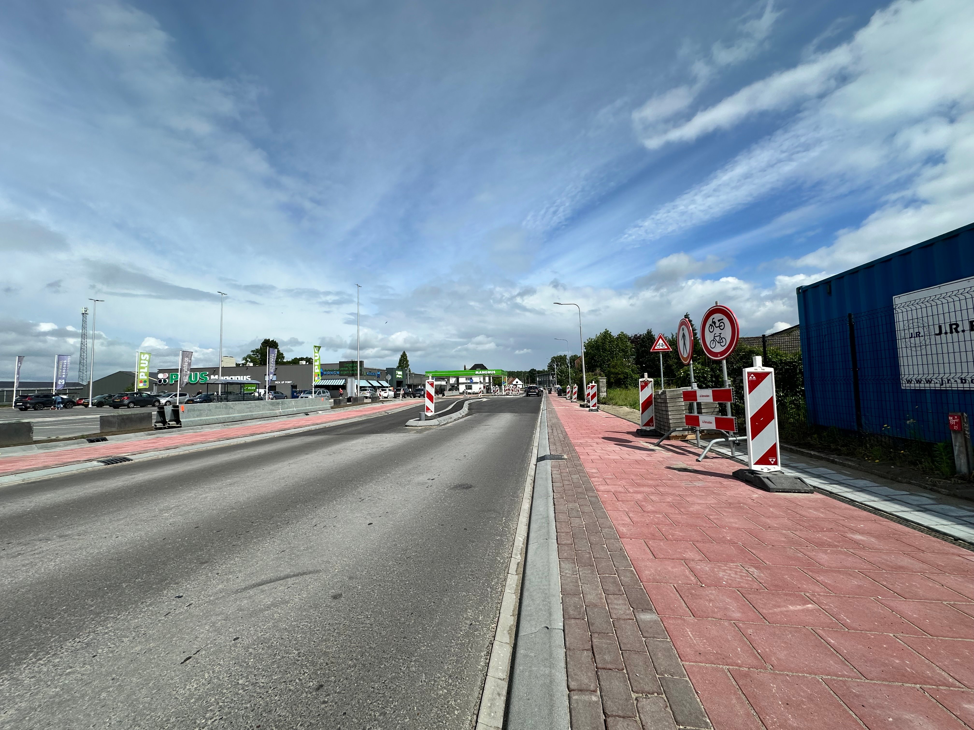 Komende week maken we het voetpad tussen de plus en roskamstraat af.