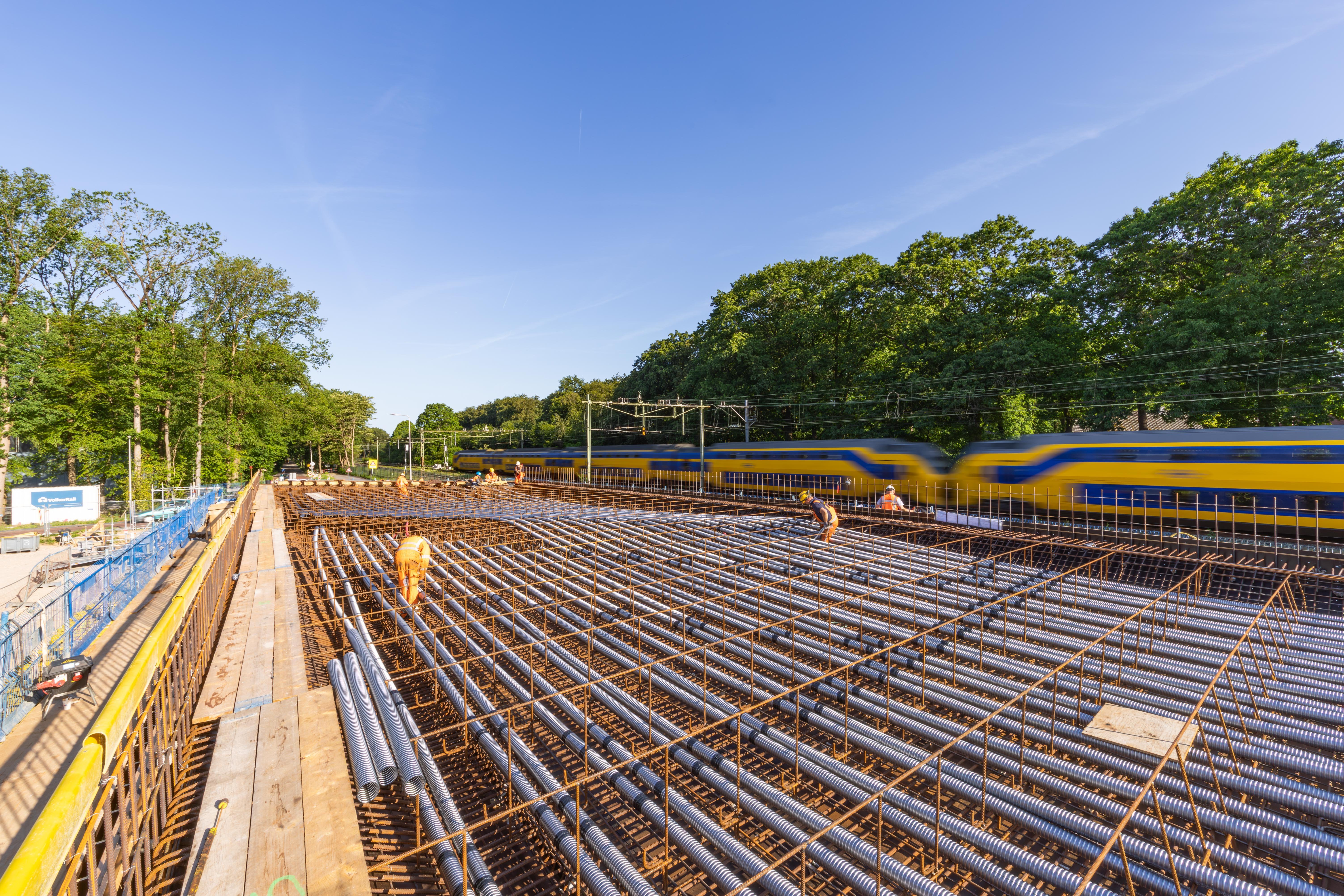 Spoordek vol met wapeningsstaal, foto: Bertels fotografie