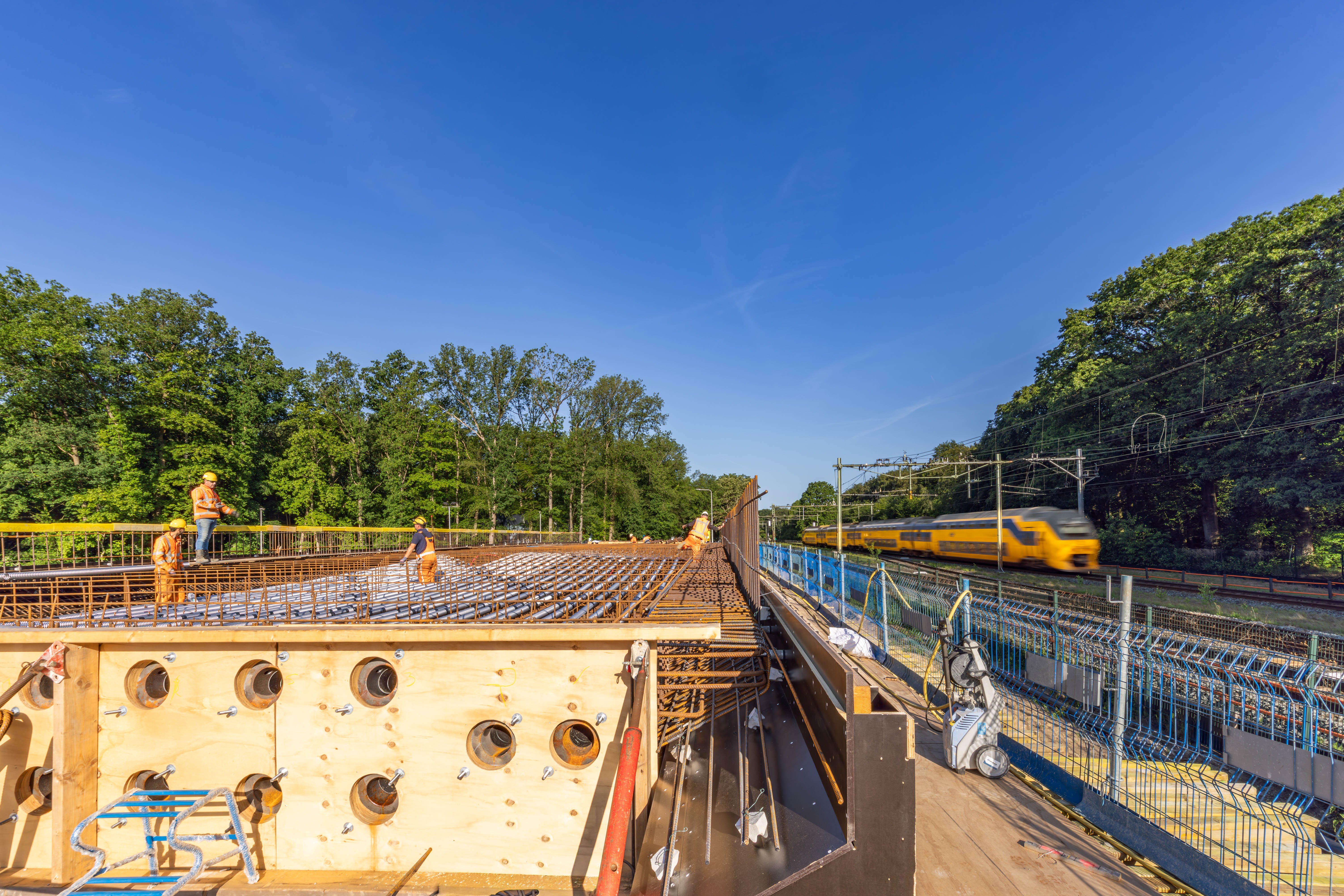 Spoordek vol met wapeningsstaal, foto: Bertels fotografie