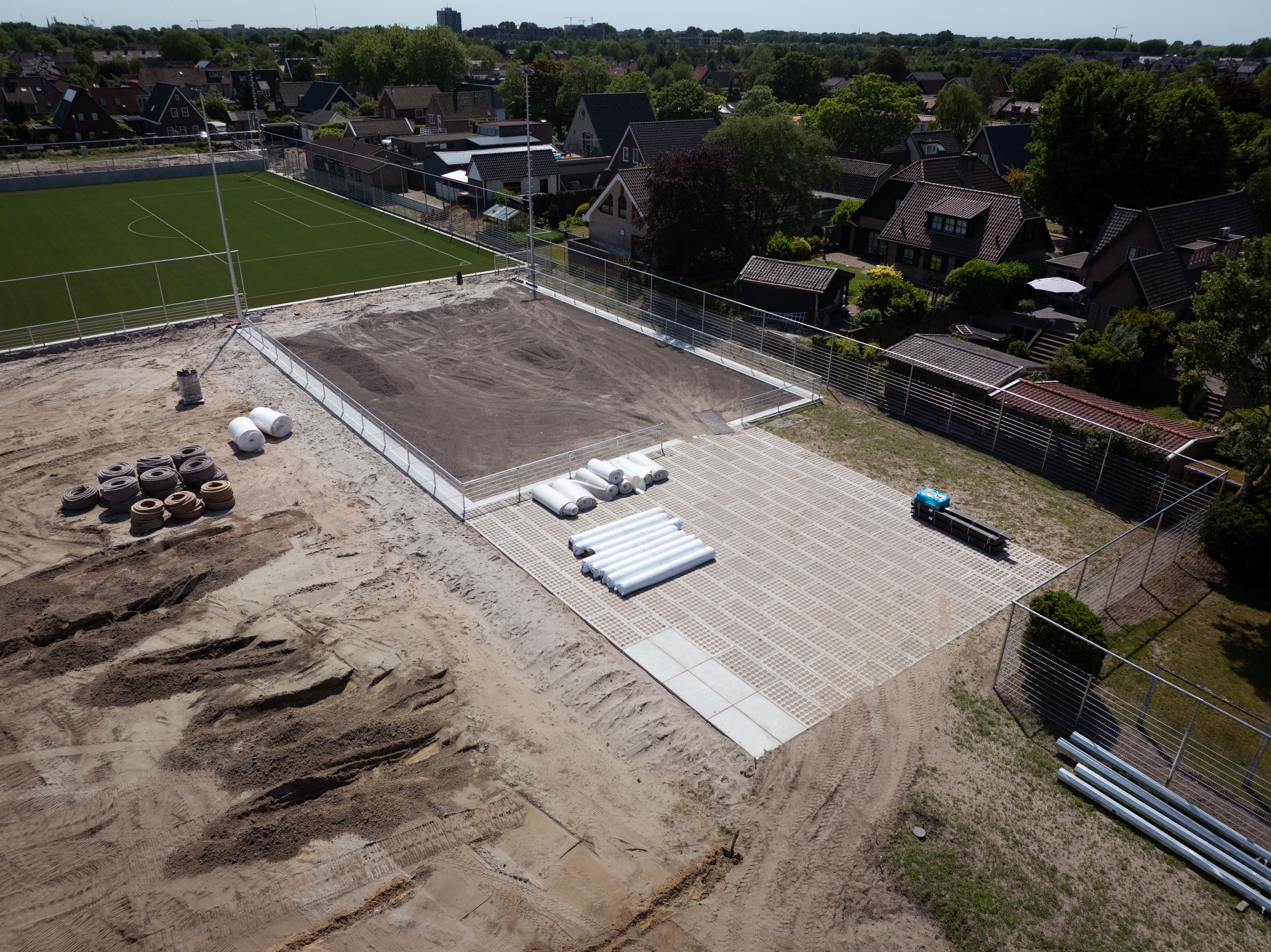 Het miniveldje in aanbouw