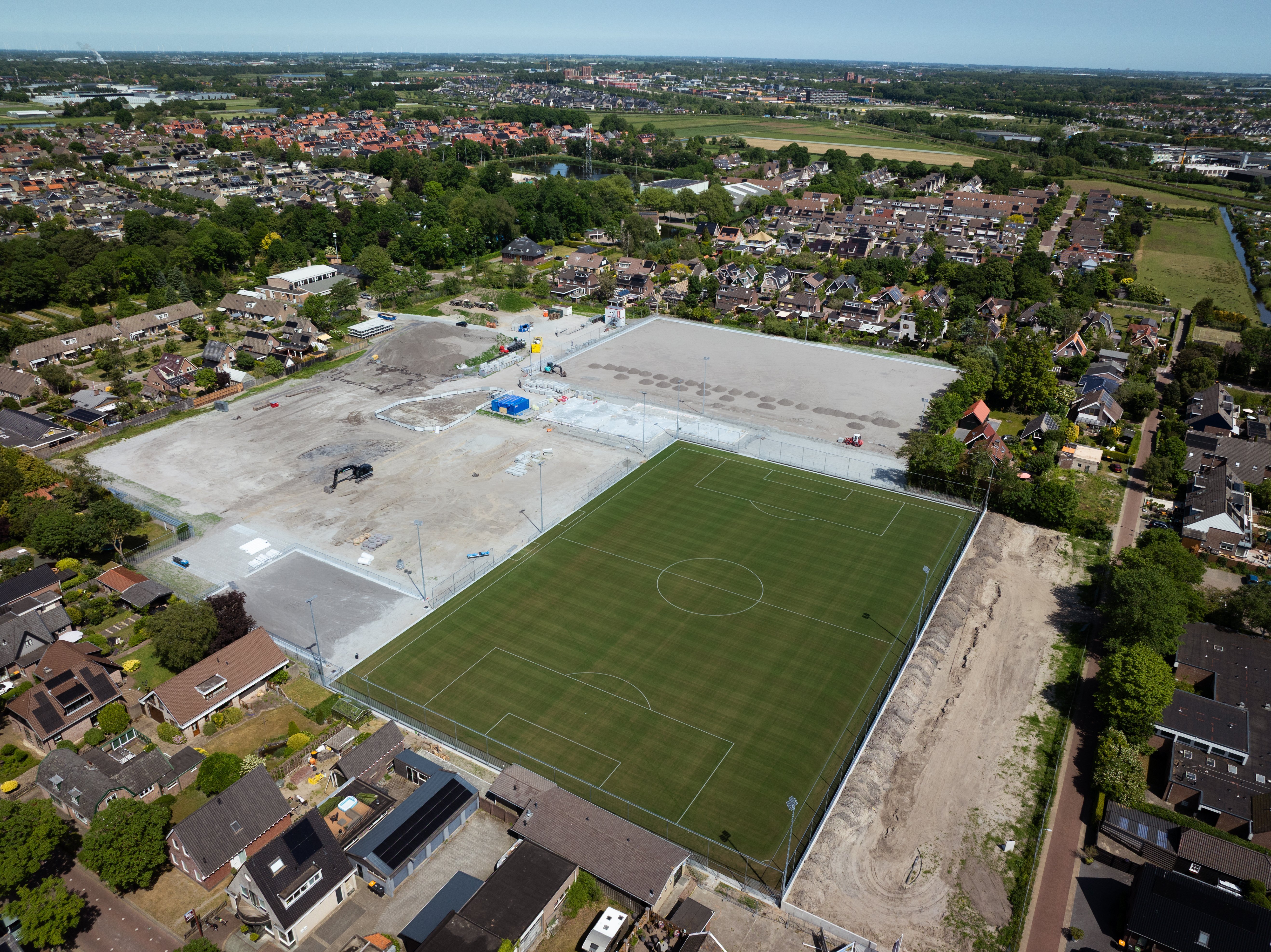 Luchtfoto van het terrein. Duidelijk zichtbaar is het kunstgrasveld