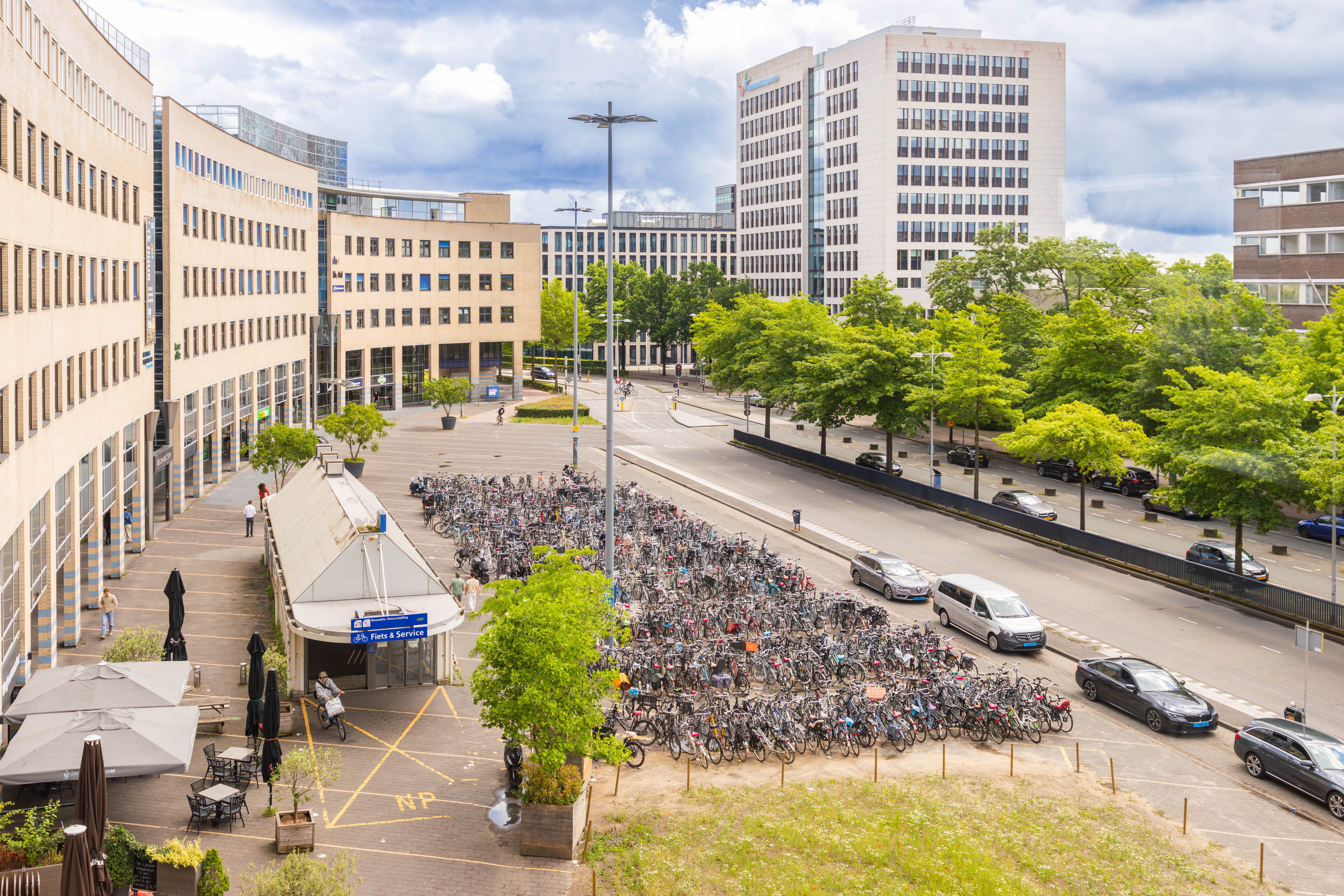 Uitzicht op het plein met de huidige ingang en fietsen.