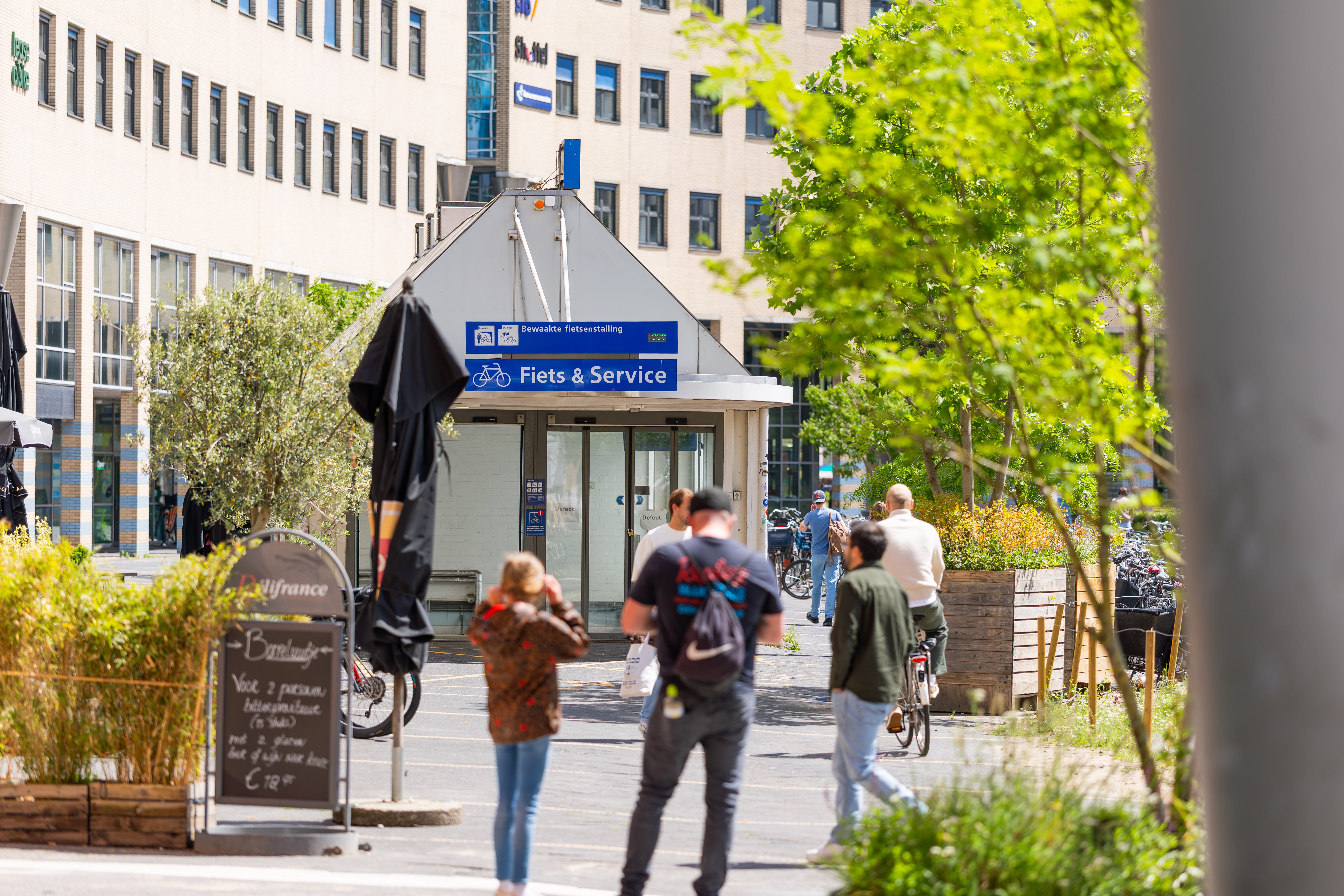 Uitzicht op de huidige ingang naar de ondergrondse fietsenstalling.